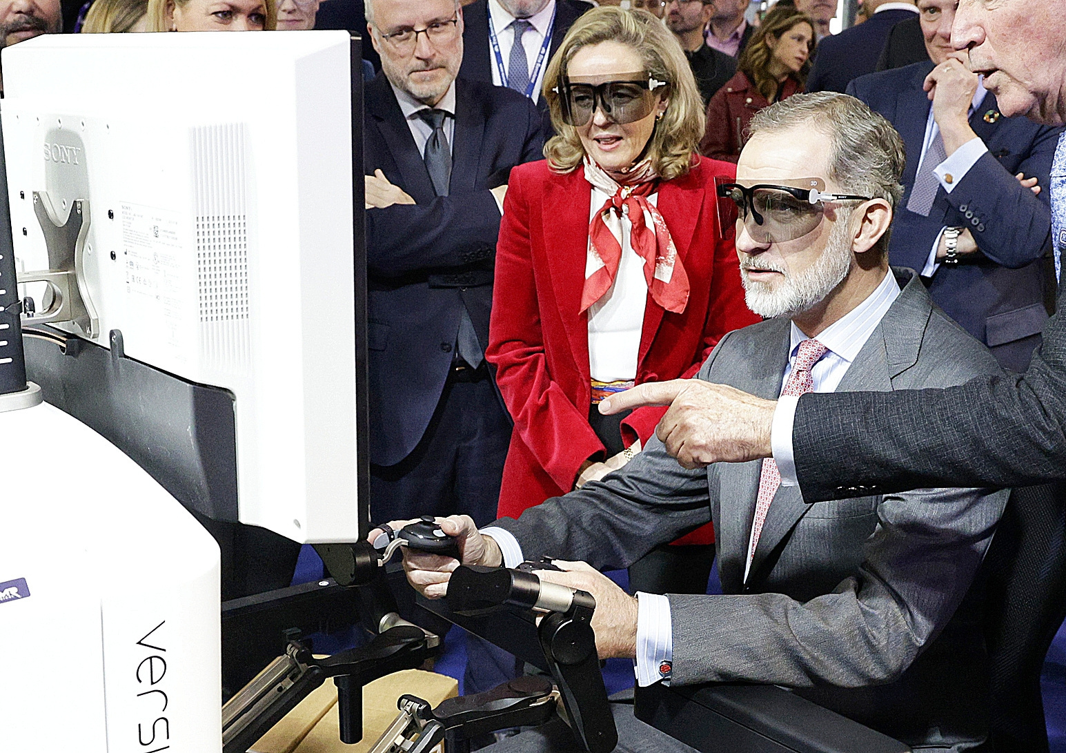 El Rey Felipe VI probando el robot de cirugía Versius en el MWC.