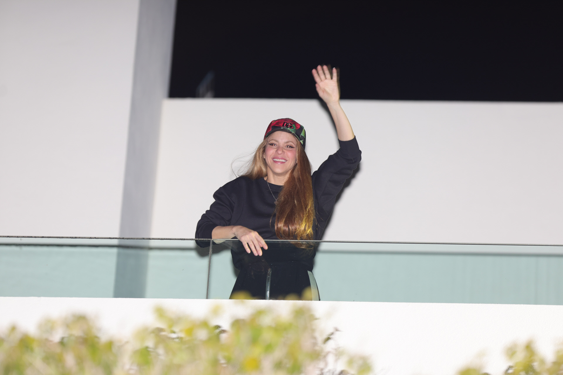 Shakira saluda a sus fans desde el balcn de su terraza.