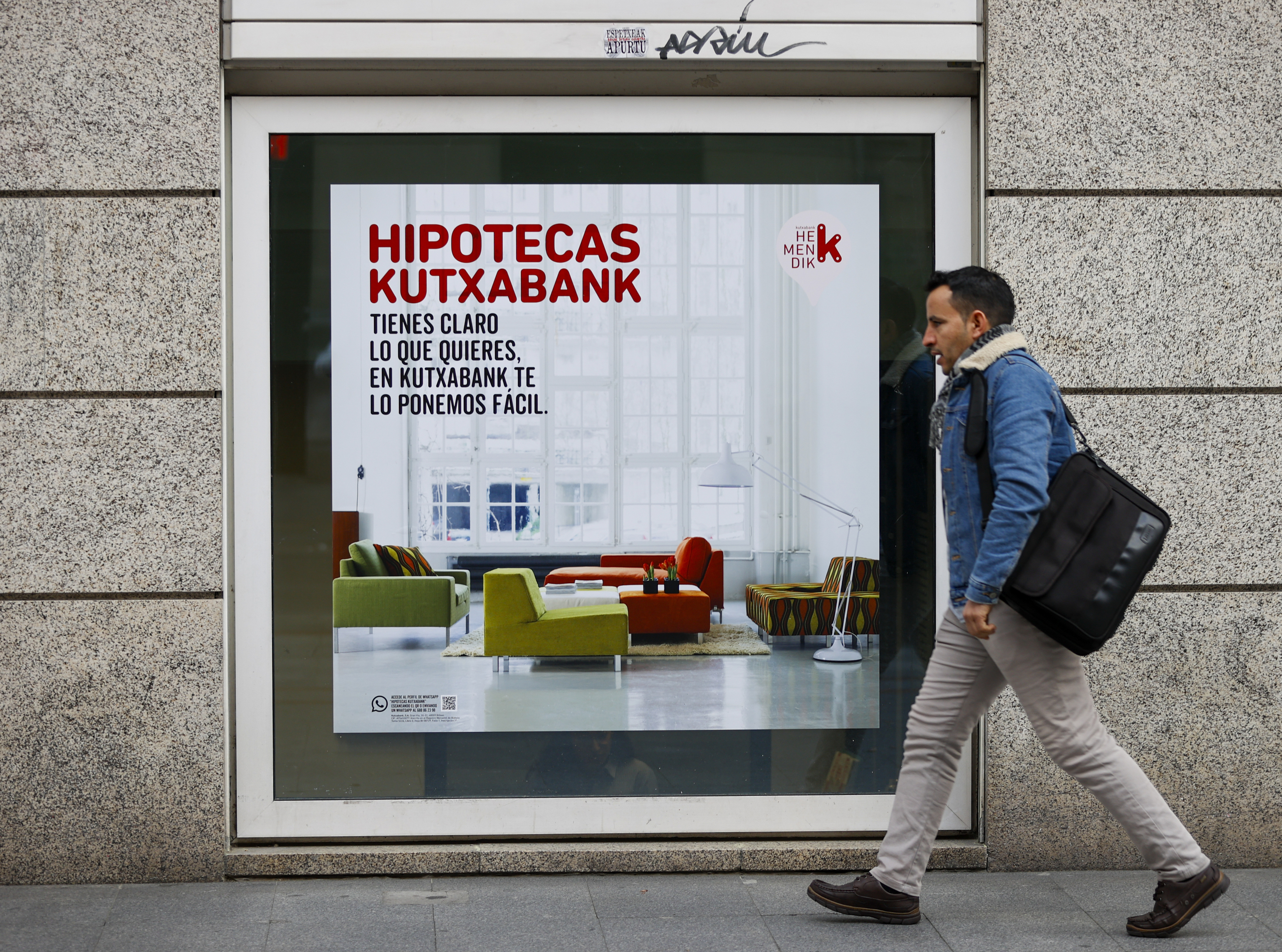 Un cartel de un banco en Bilbao anuncia prestamos para vivienda.