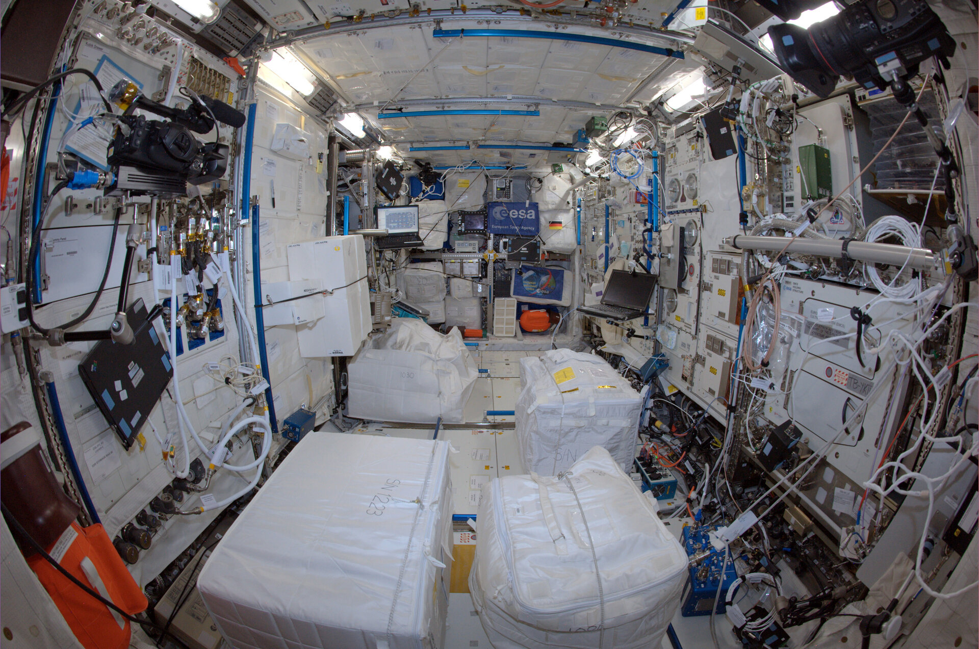Laboratorio espacial Columbus de la ESA en 2014 durante la misin 'Blue Dot' del astronauta Alexander Gerst en la Estacin Espacial Internacional.