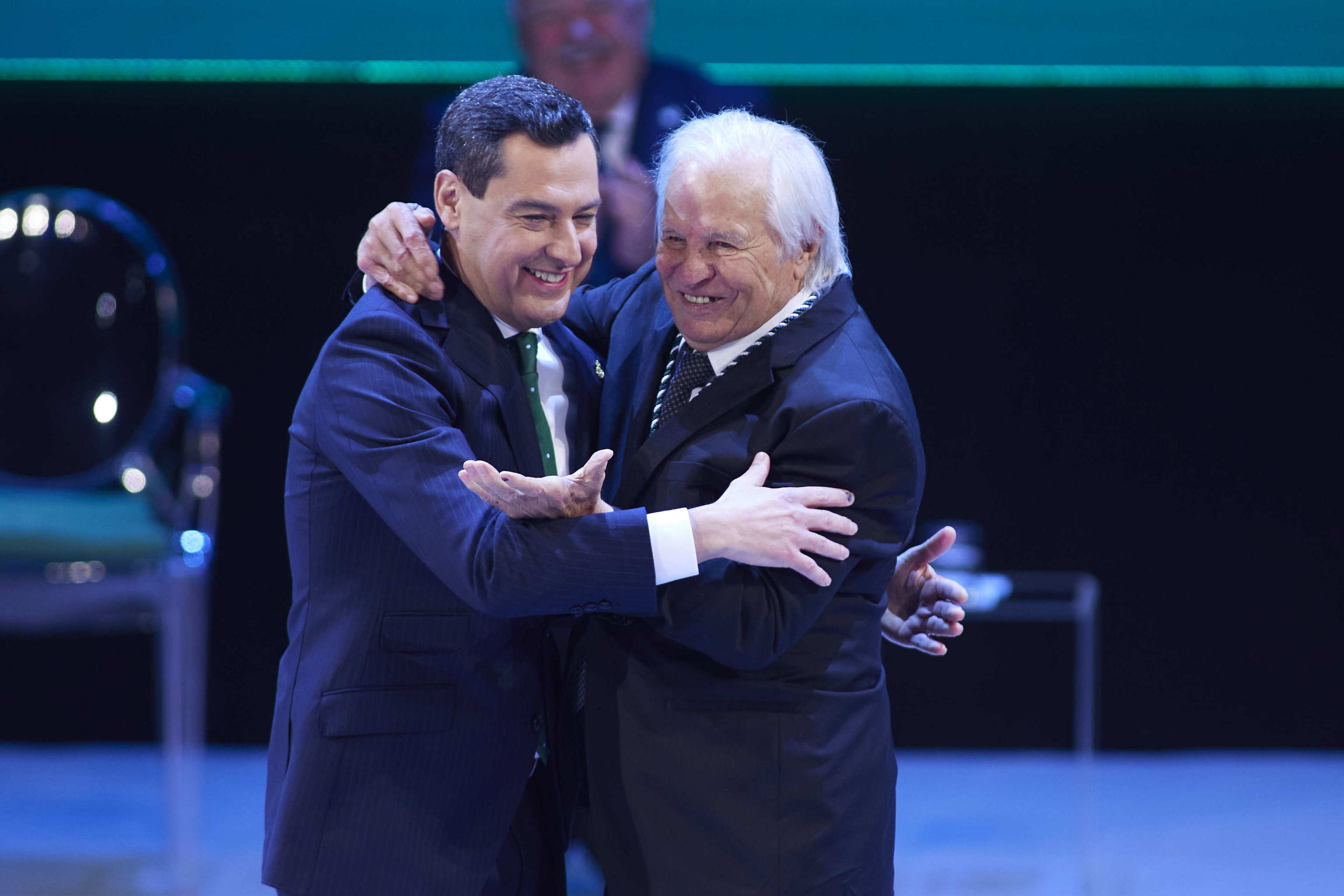 Juanma Moreno abraza a Manuel Daz, El Cordobs, tras entregarle la Medalla de Andaluca.