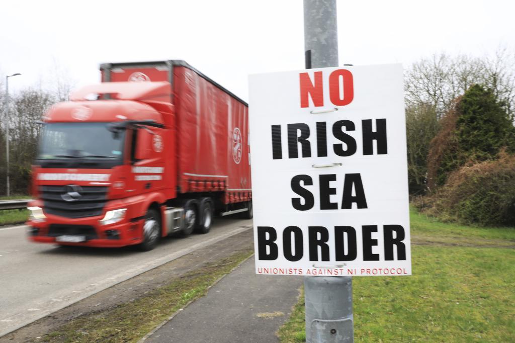 Un cartel de unionistas contra el Protocolo de Irlanda en un poste de luz cerca del puerto de Larne (Ulster).