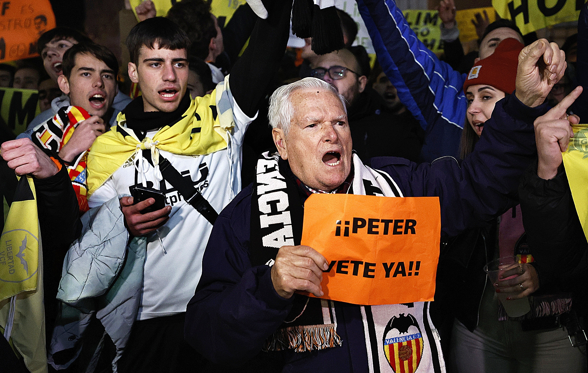 Aficionados protestan a las puertas de Mestalla contra Peter Lim.