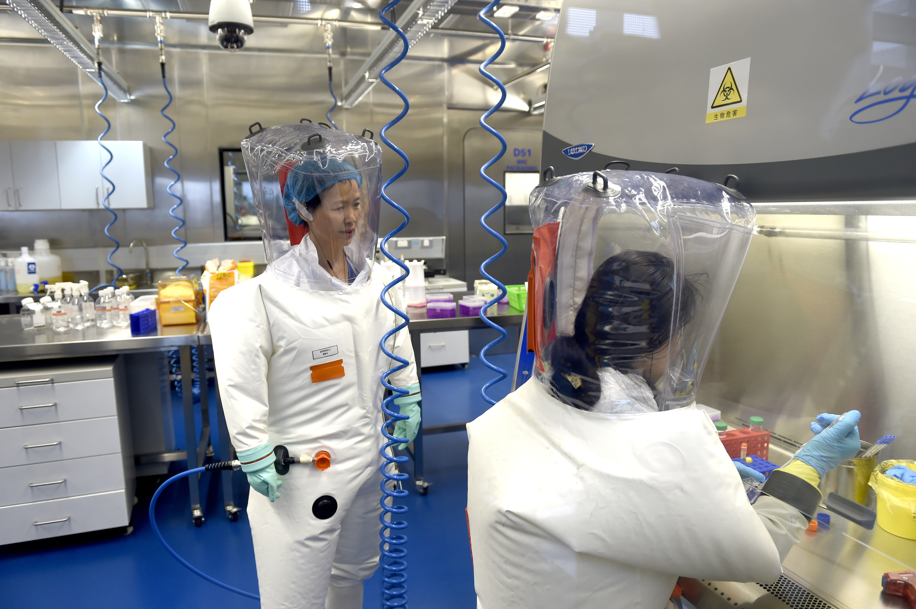 Dos científicas trabajan en el Centro de Virología de Wuhan.