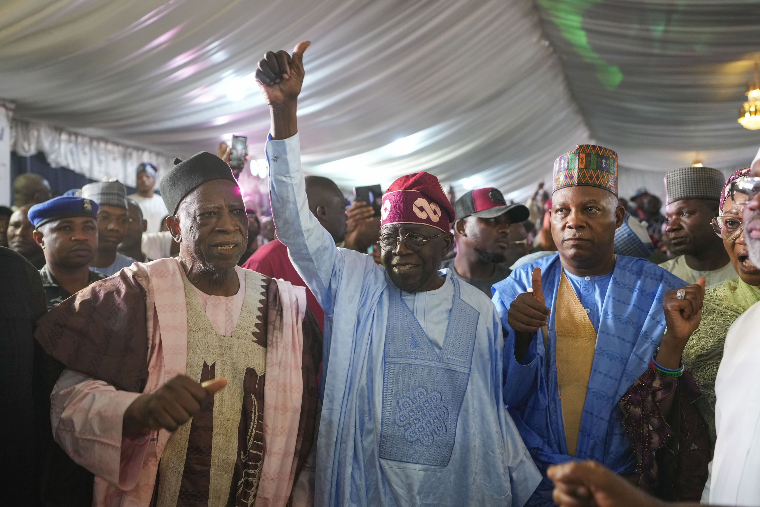 Bola Tinubu celebra su triunfo en la elecciones de Nigeria.