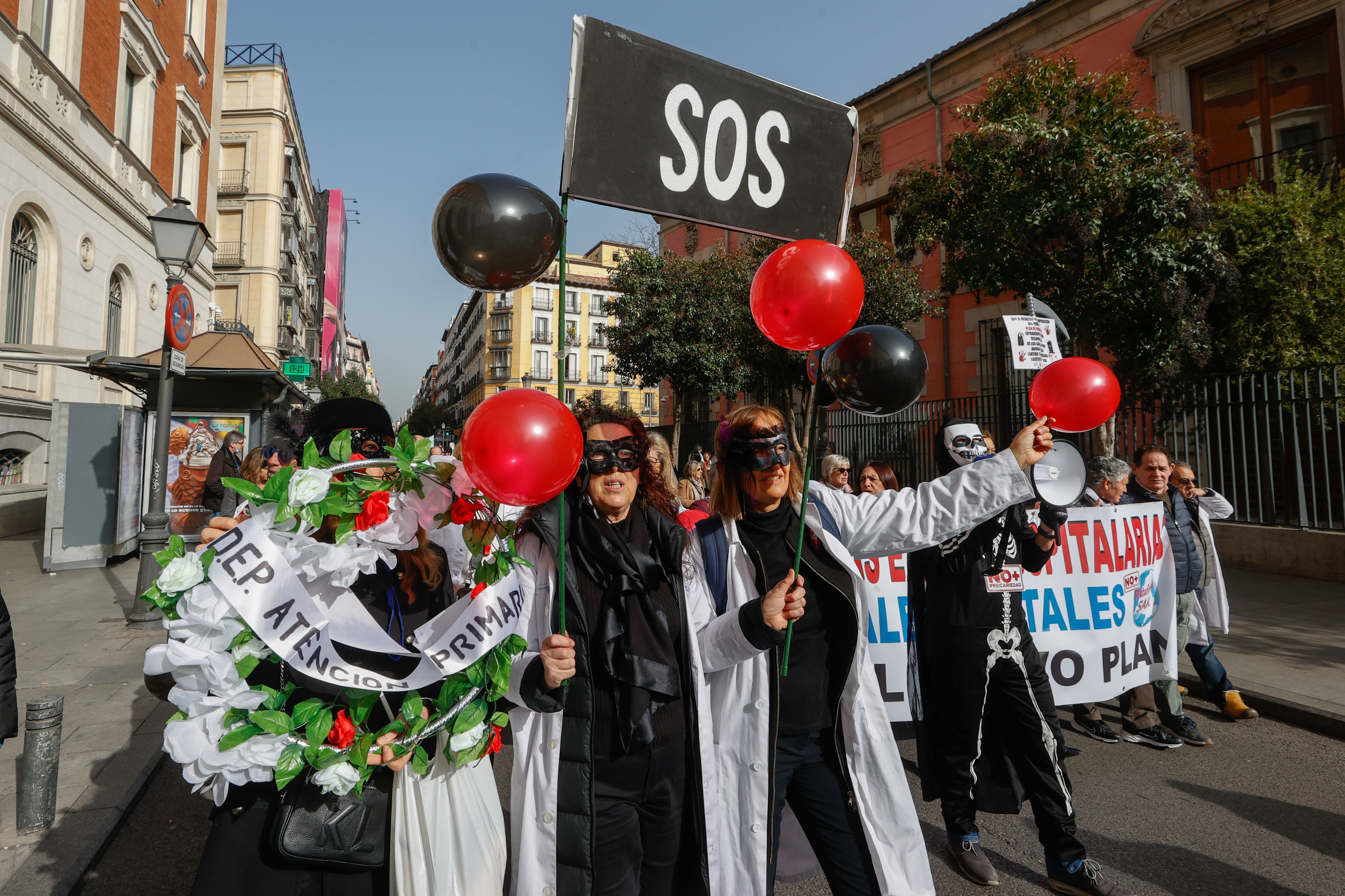 Vista de la manifestacin de mdicos y pediatras de la Atencin Primaria de la Comunidad de Madrid frente Consejera de Sanidad hasta Sol, en Madrid este mircoles.