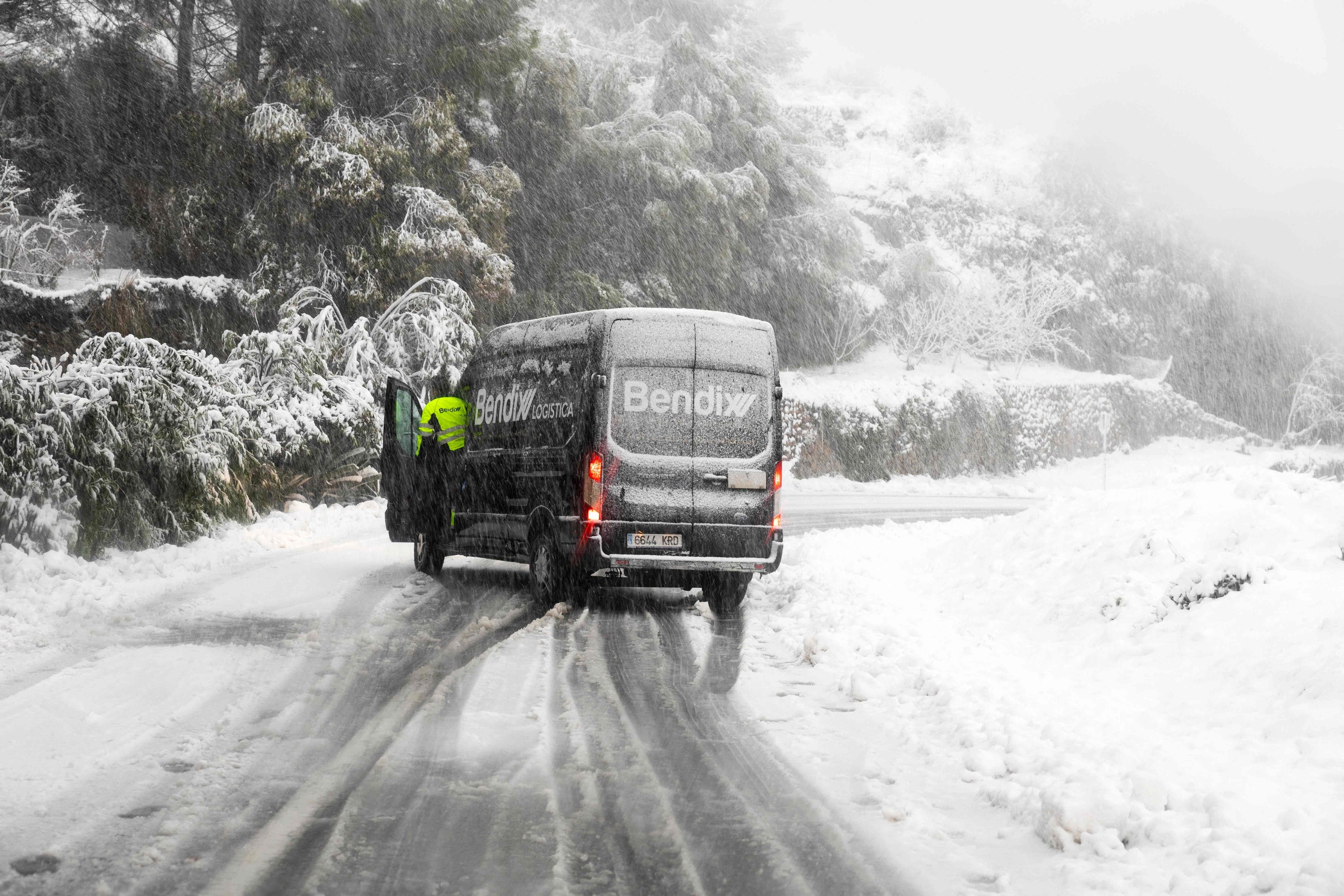 Un furgoneta parada en una carretera congelada en Mallorca.