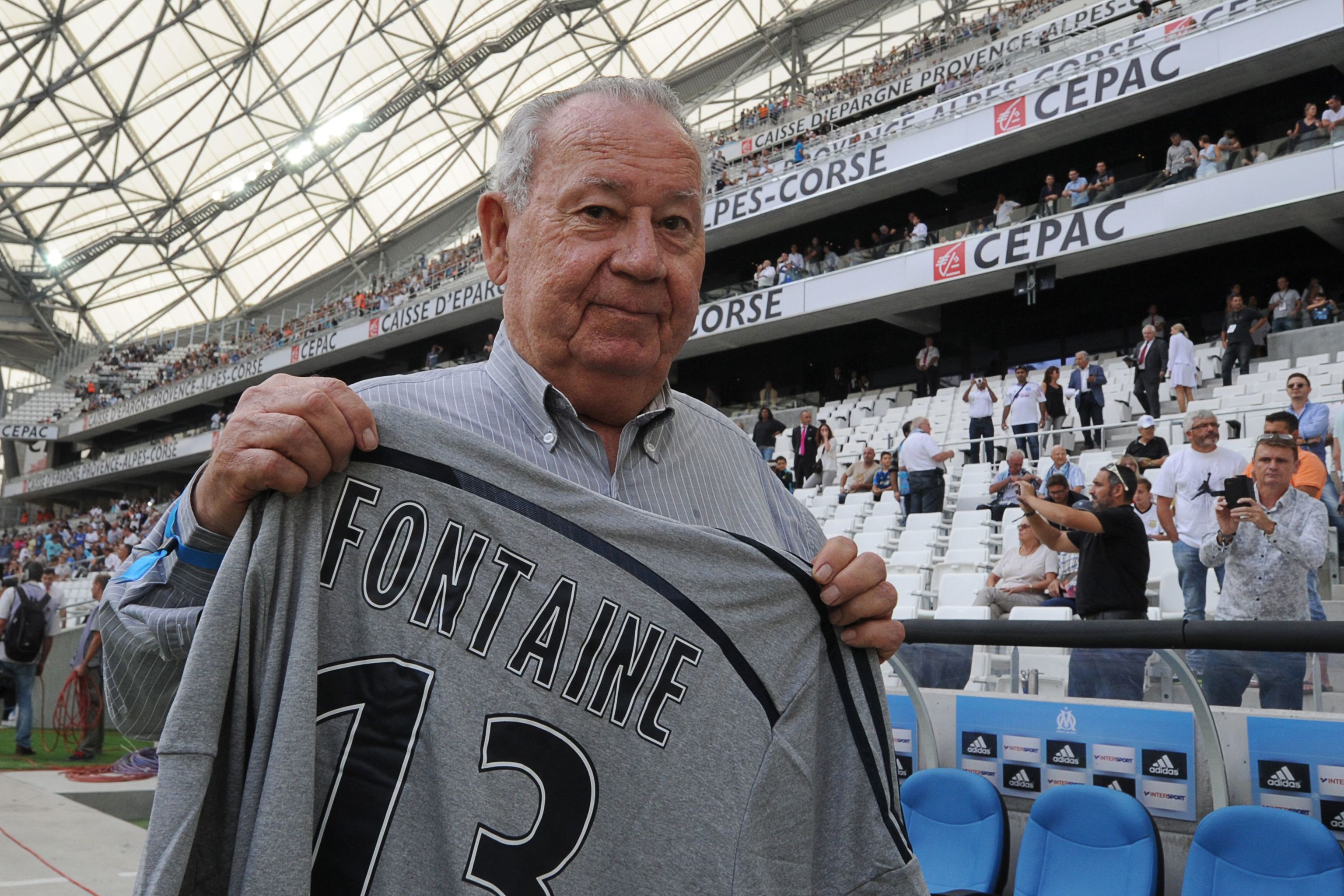 Just Fontaine posa con una camiseta con su nombre en el estadio del Marsella en 2014.
