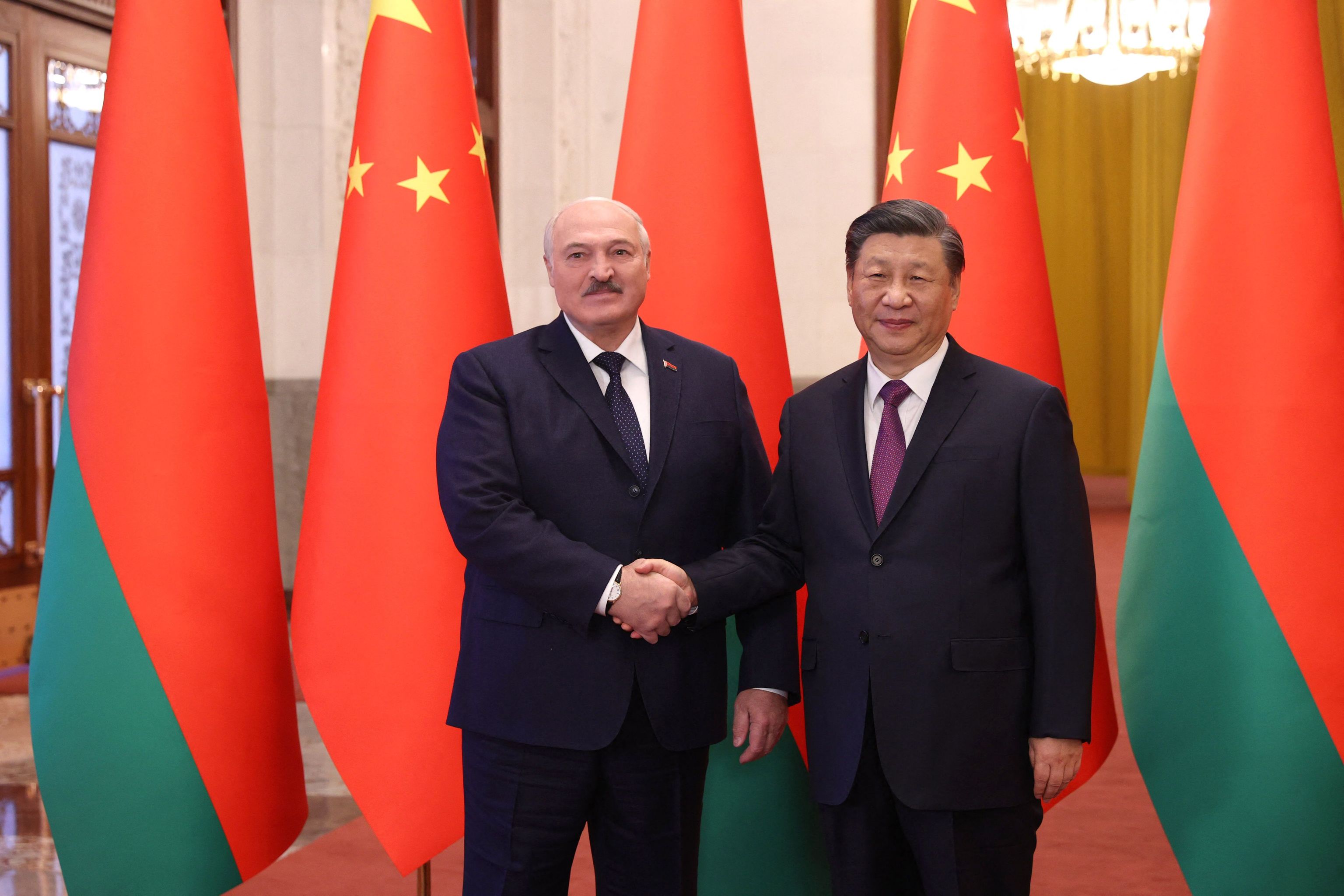 Alexander Lukashenko y Xi Jinping se estrechan la mano en Pekn.