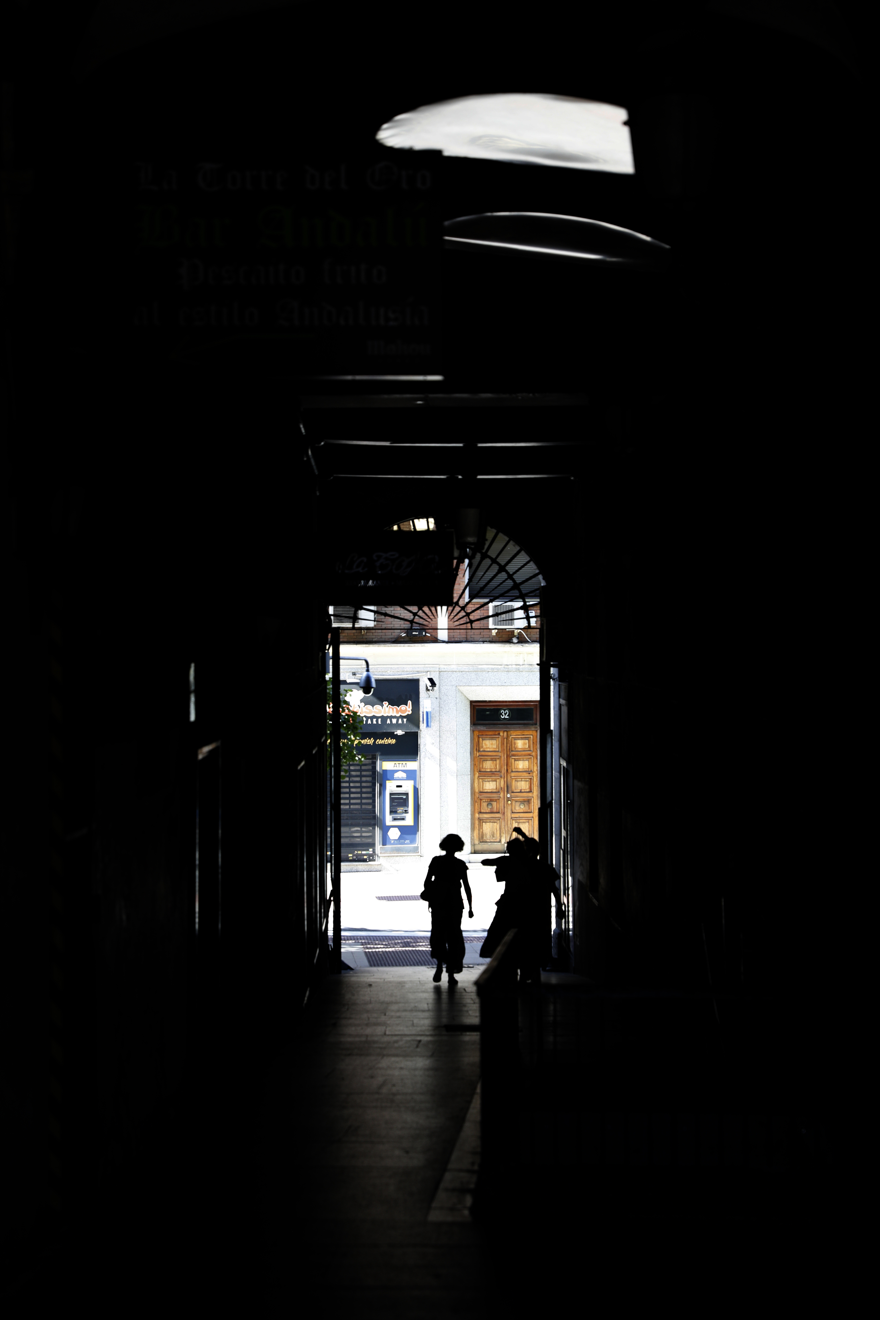 Una mujer pasa por una calle del centro de Madrid, cerca de la Plaza Mayor.