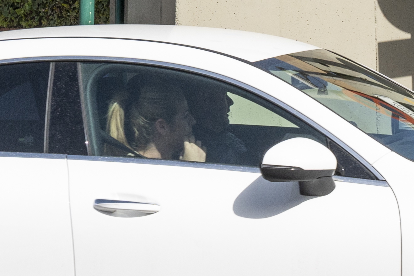 La concejala Vanessa Romero, en el coche junto a su marido tras prestar declaracin ante la Guardia Civil por su secuestro.
