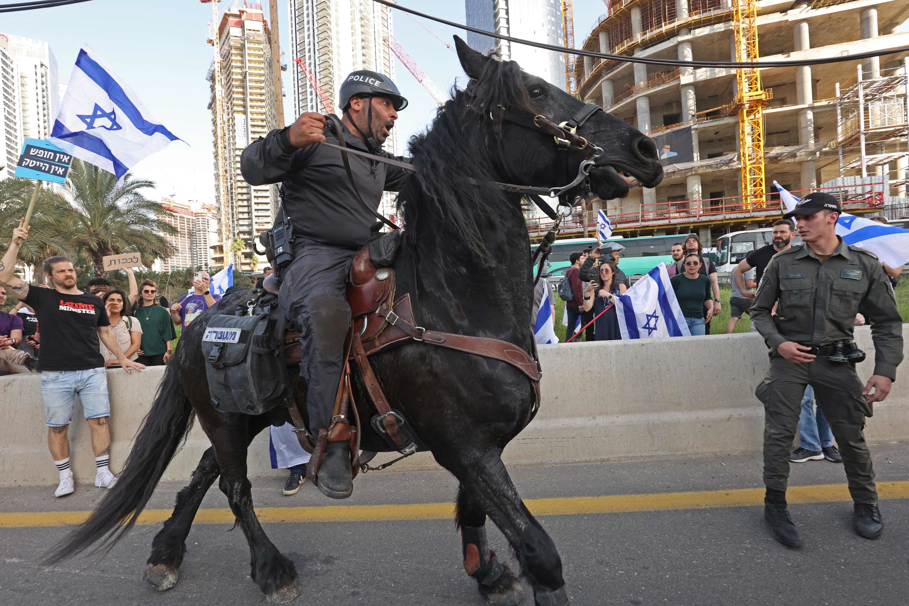 Policas a caballo dispersan a los manifestantes.