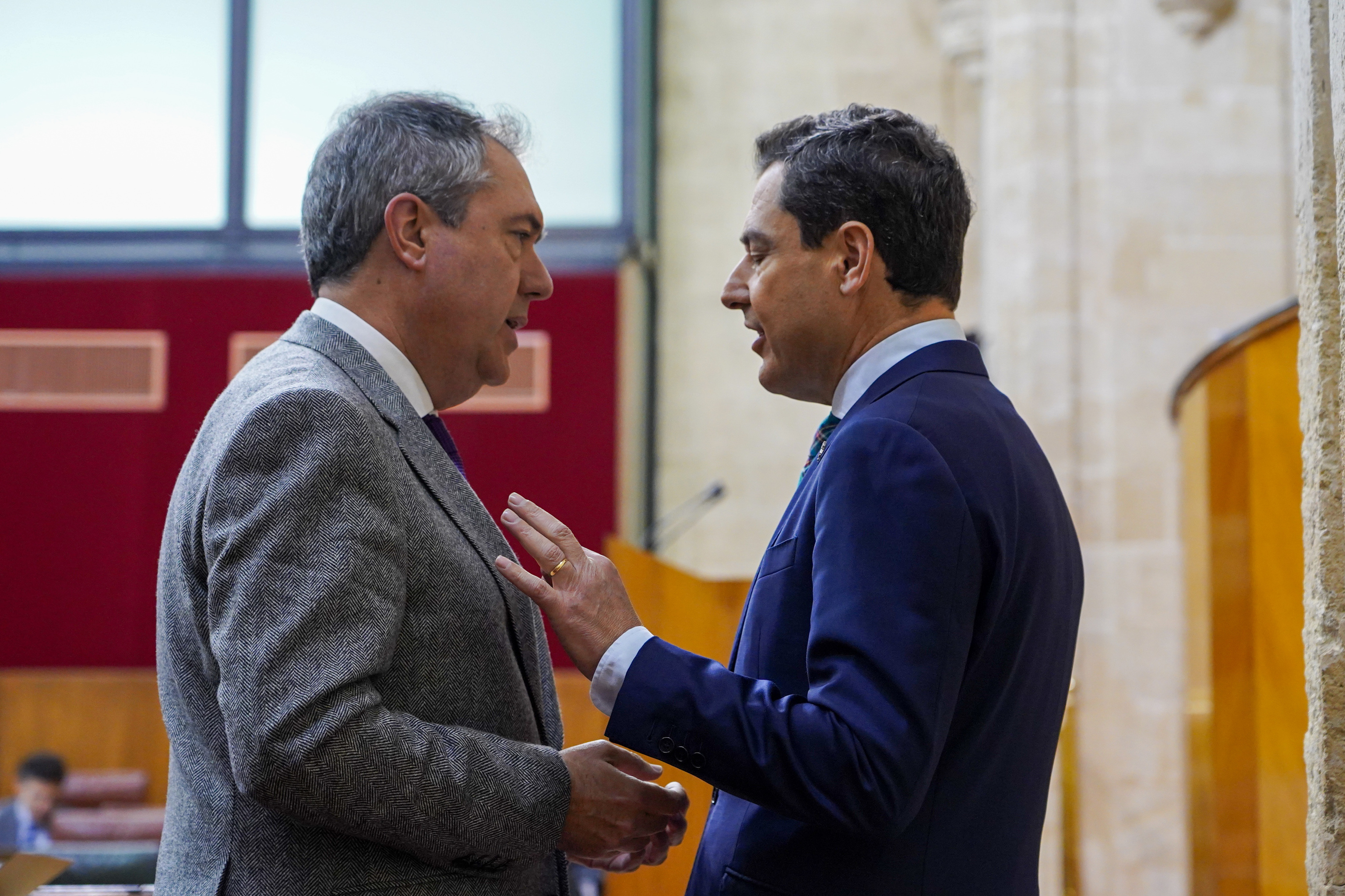 El presidente de la Junta y del PP, Juanma Moreno, y el secretario general del PSOE-A, Juan Espadas.