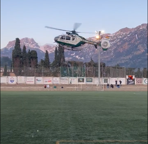 El helicptero de la Guardia Civil aterrizando en el campo de ftbol de Sller.