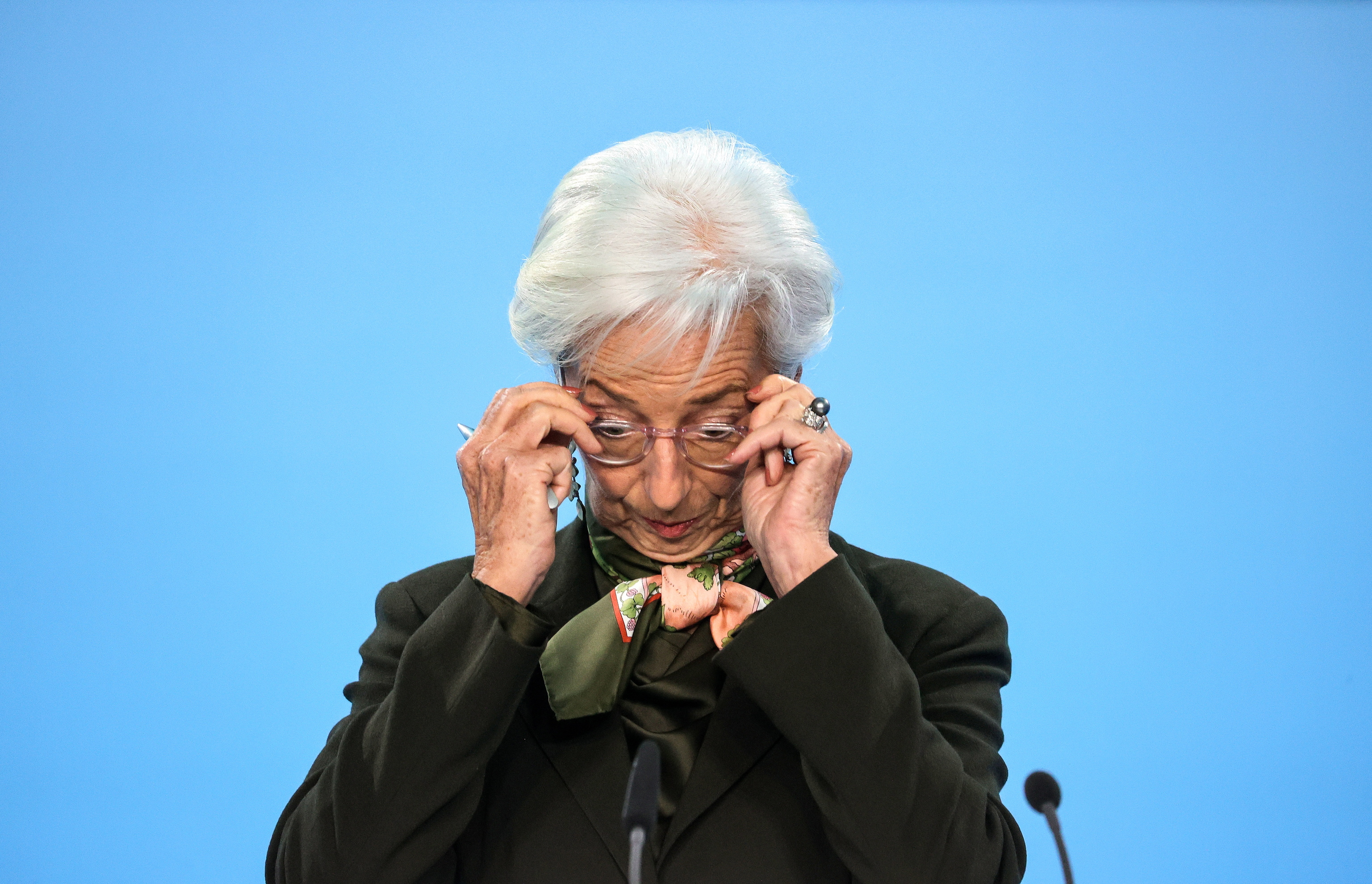 Lagarde pide a empresarios y sindicatos que negocien para evitar una espiral de salarios y precios que forzaría al BCE a ser aún más duro