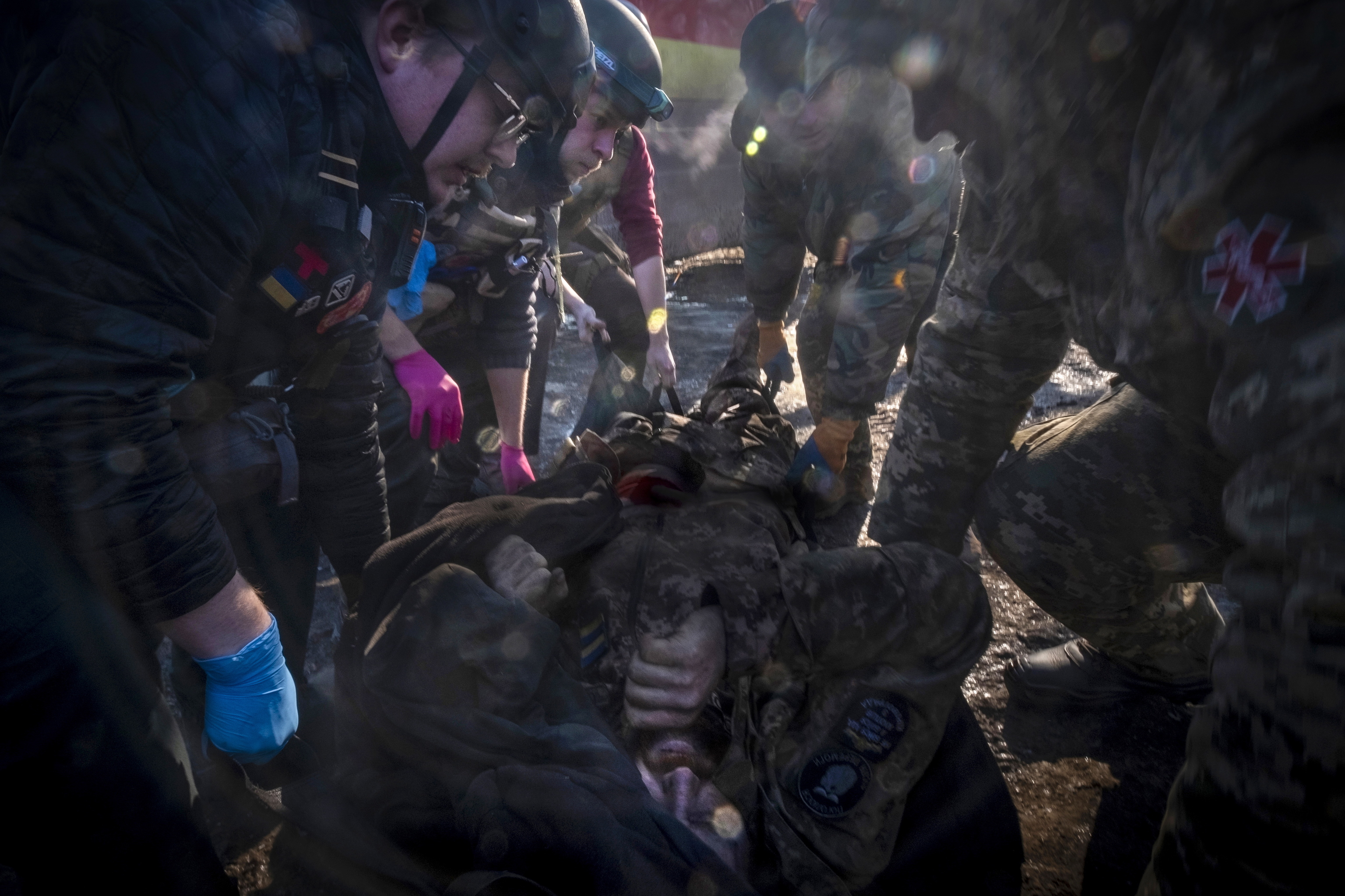 Paramdicos transfieren a un soldado herido, en Bajmut.