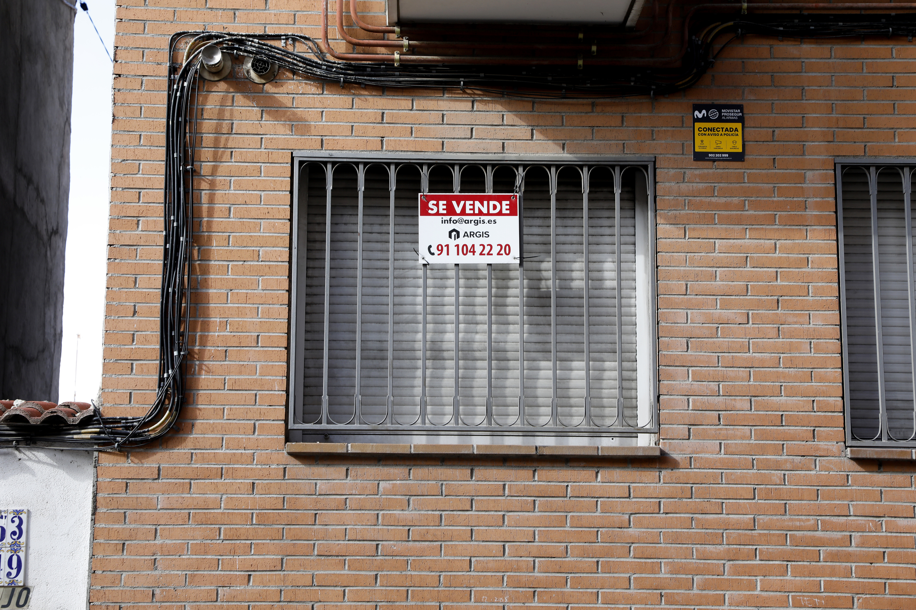 Un cartel anuncia la venta de un piso en el barrio de Tetun de Madrid.