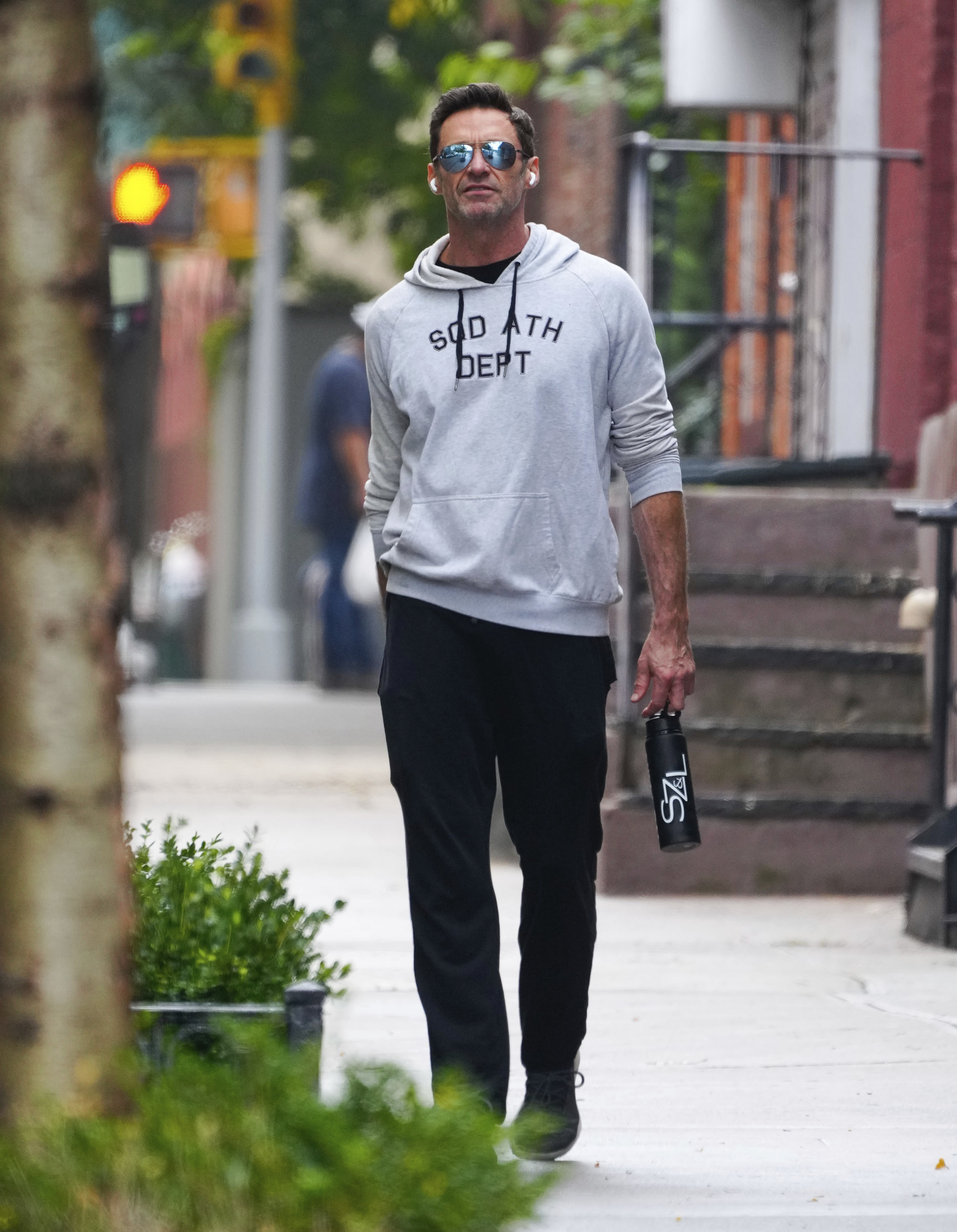 El actor Hugh Jackman pasea por Nueva York.