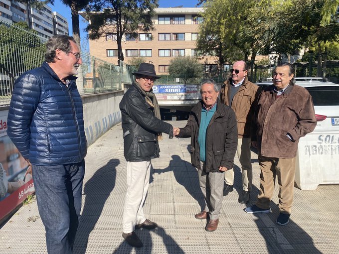 Pablo Ollero (con sombrero en la foto), durante su encuentro con vecinos de la calle Sina.