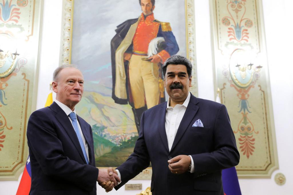 Maduro saluda al secretario del Consejo de Seguridad ruso, Nikolai Patrushev.