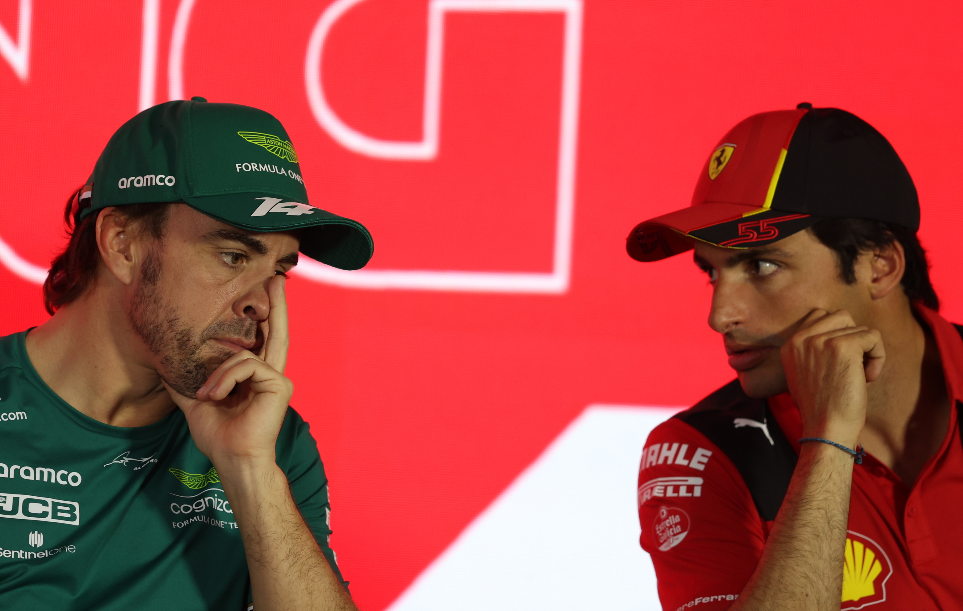 Fernando Alonso y Carlos Sainz, durante una rueda de prensa durante esta pretemporada.