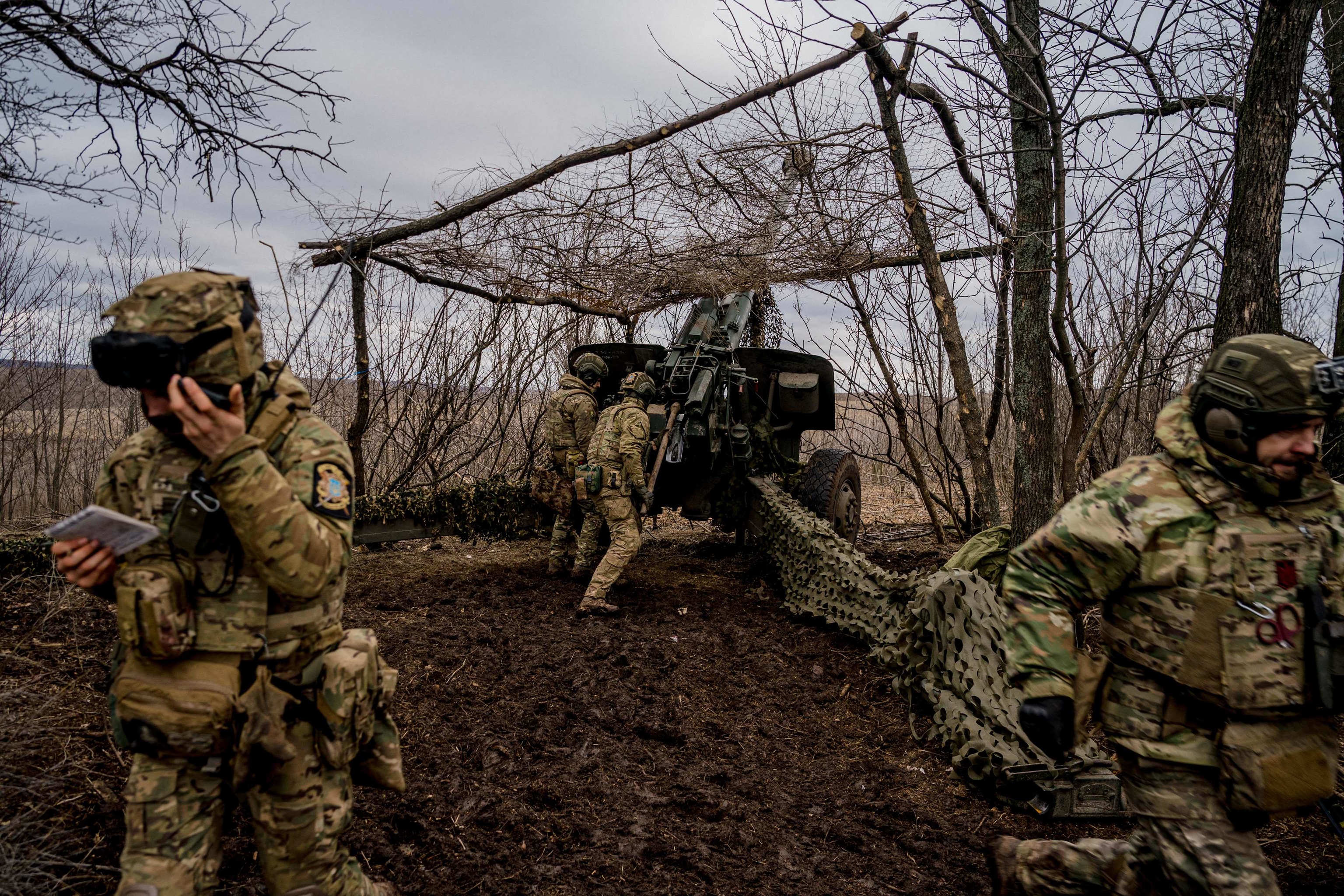 Militares ucranianos se preparan para disparar un obs Msta-B contra posiciones rusas, cerca de la ciudad de Bajmut, en la lnea del frente, el 2 de marzo de 2023, en medio de la invasin rusa de Ucrania.