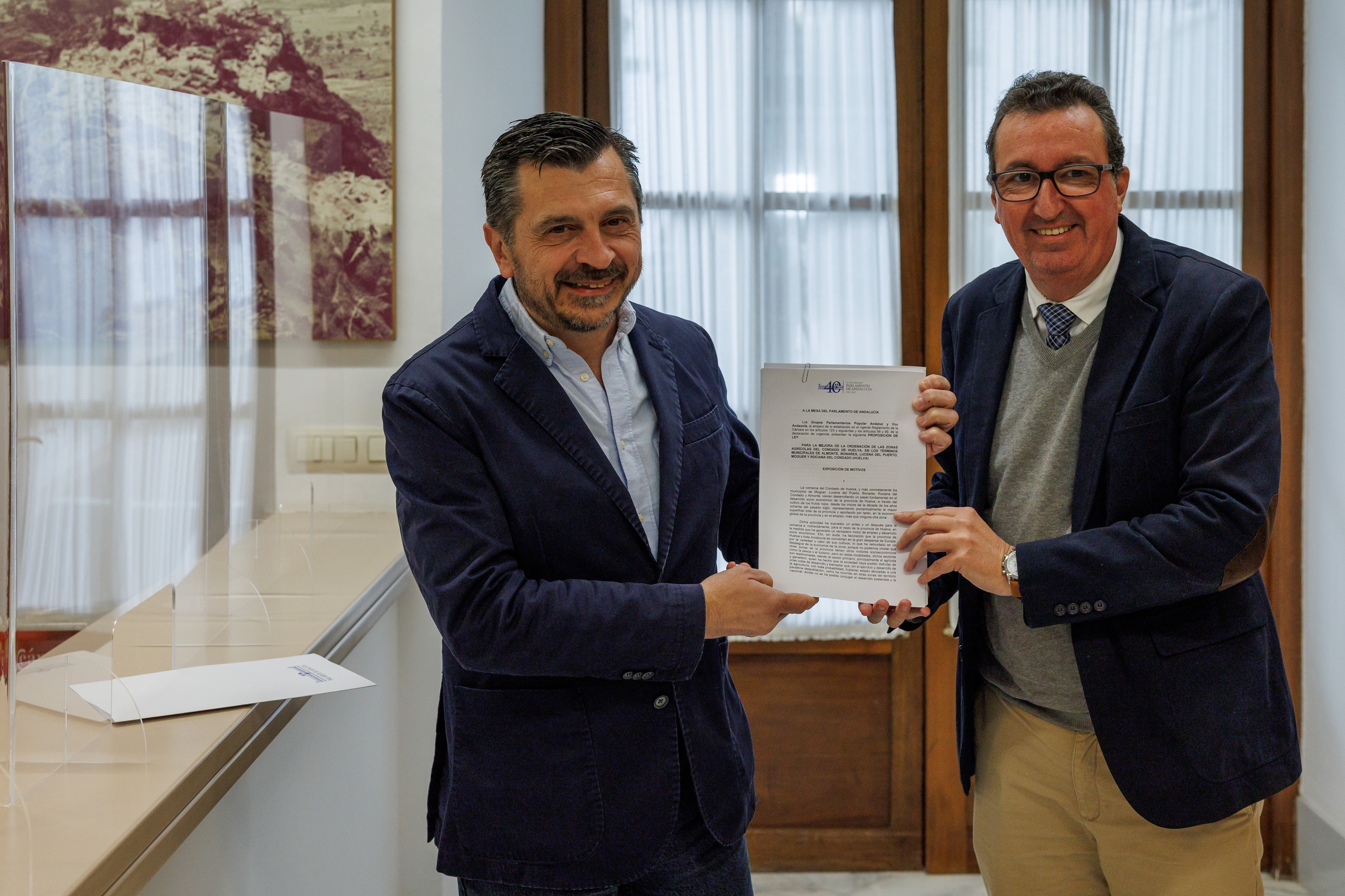 El portavoz parlamentario del PP, Toni Martn, junto al parlamentario por Huelva Manuel Andrs Gonzlez presentan el proyecto de ley.