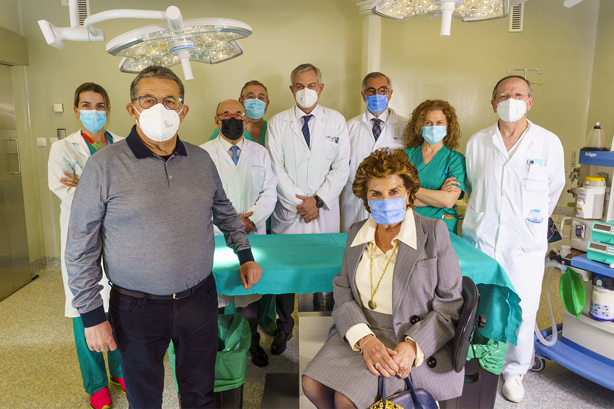 Guadalupe y José Julio junto a los equipos de sanitarios que intervinieron en sus operaciones en un quirófano de cirugía experimental del centro madrileño.