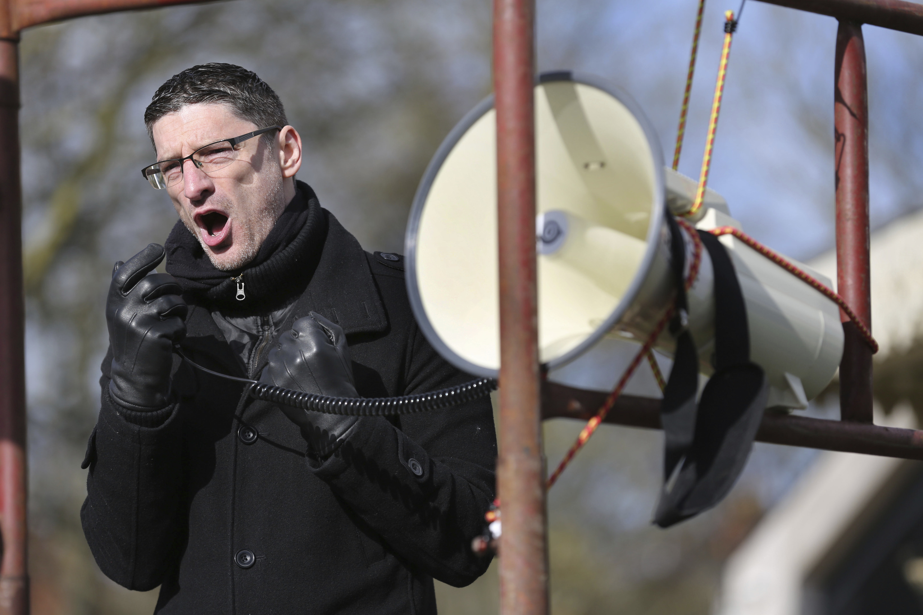 Mark Collett se dirige a sus seguidores en una protesta el 25 de febrero.