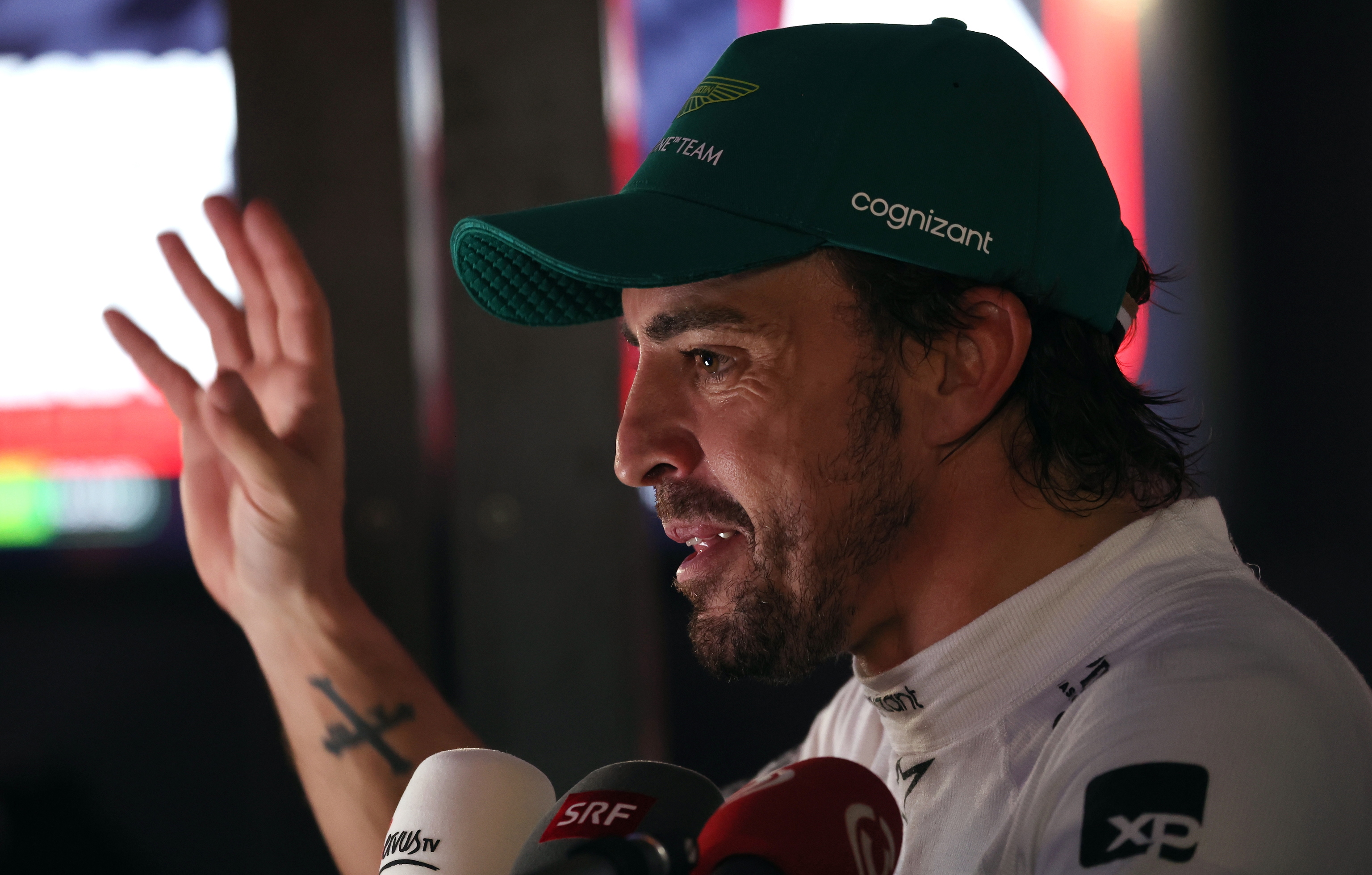 Alonso, en la zona mixta del circuito de Bahrin.