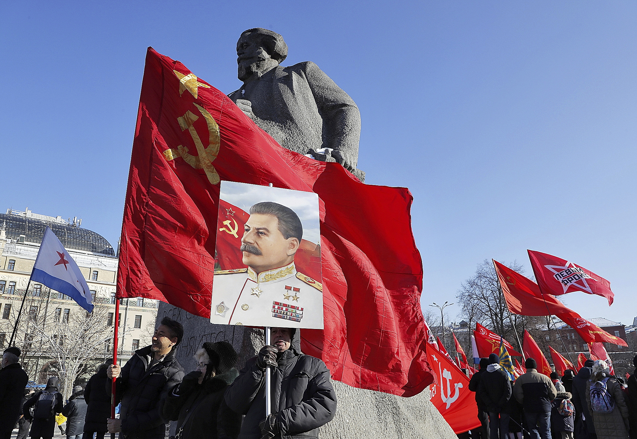 Un simpatizante del Partido Comunista ruso reivindica a Stalin junto a la estatua de Marx en Mosc.