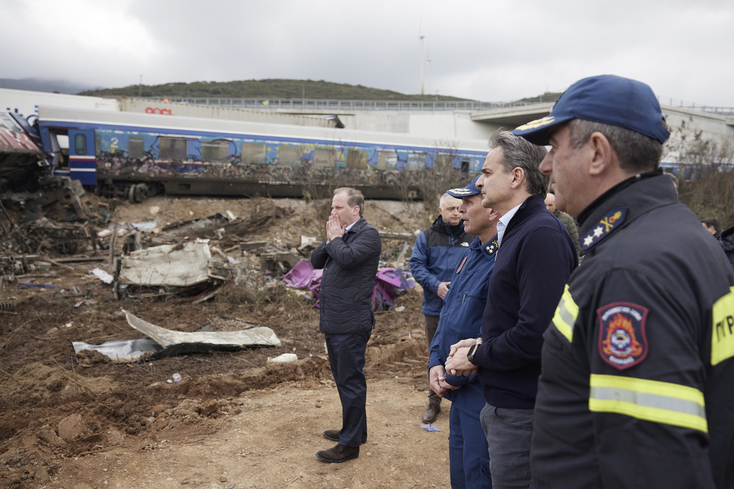 El primer ministro griego y el de Infraestructuras en el lugar del accidente ferroviario.