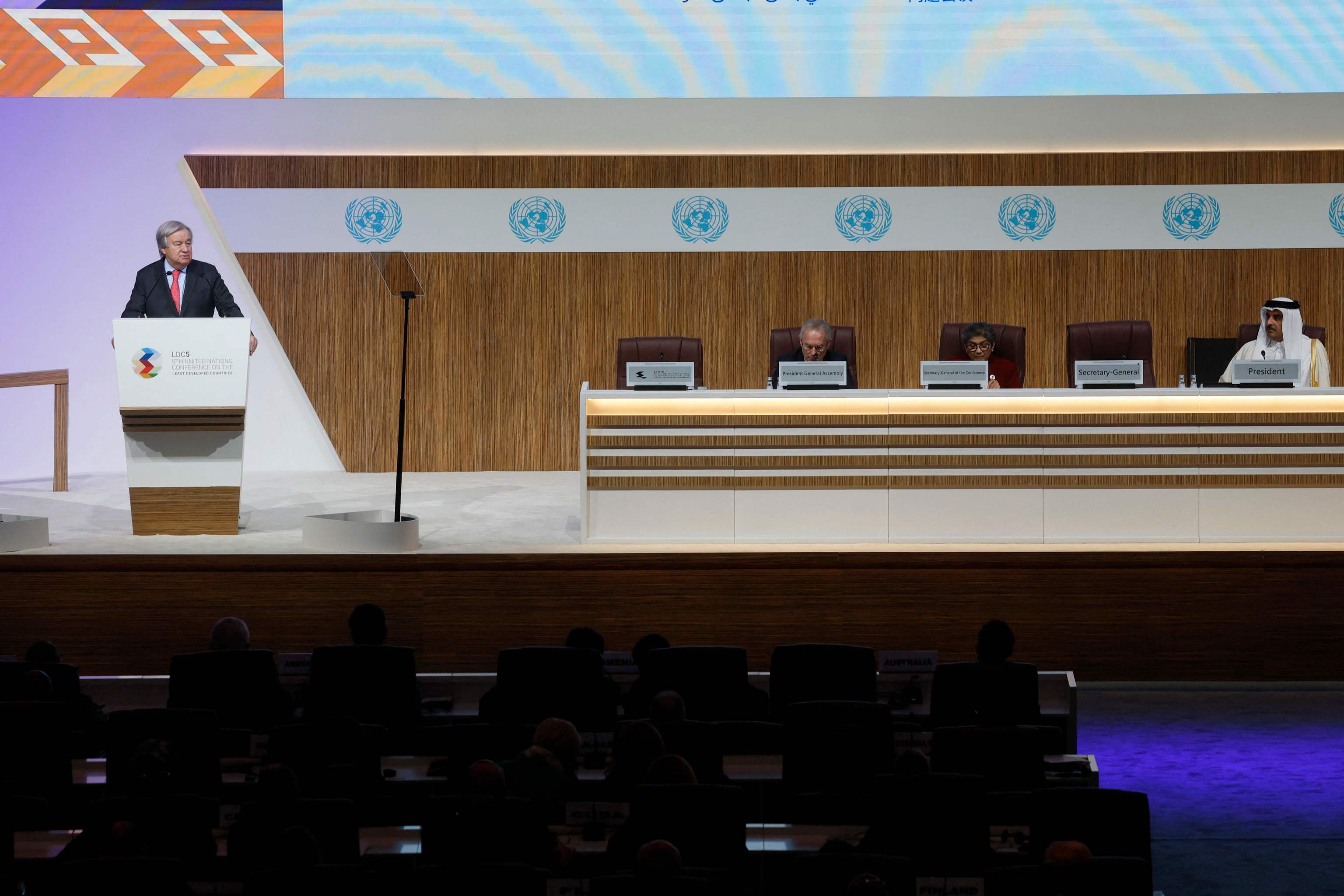 El Secretario General de las Naciones Unidas (ONU), Antonio Guterres, habla durante la V Conferencia sobre los Pases Menos Adelantados (PMA5) habla durante la V Conferencia sobre los Pases Menos Adelantados (PMA5) en Doha, el 5 de marzo de 2023. - Los lderes de las naciones sumidas en una trampa de pobreza cada vez mayor harn una nueva peticin de ayuda en la cumbre, luchando por la atencin mundial contra desastres rivales.