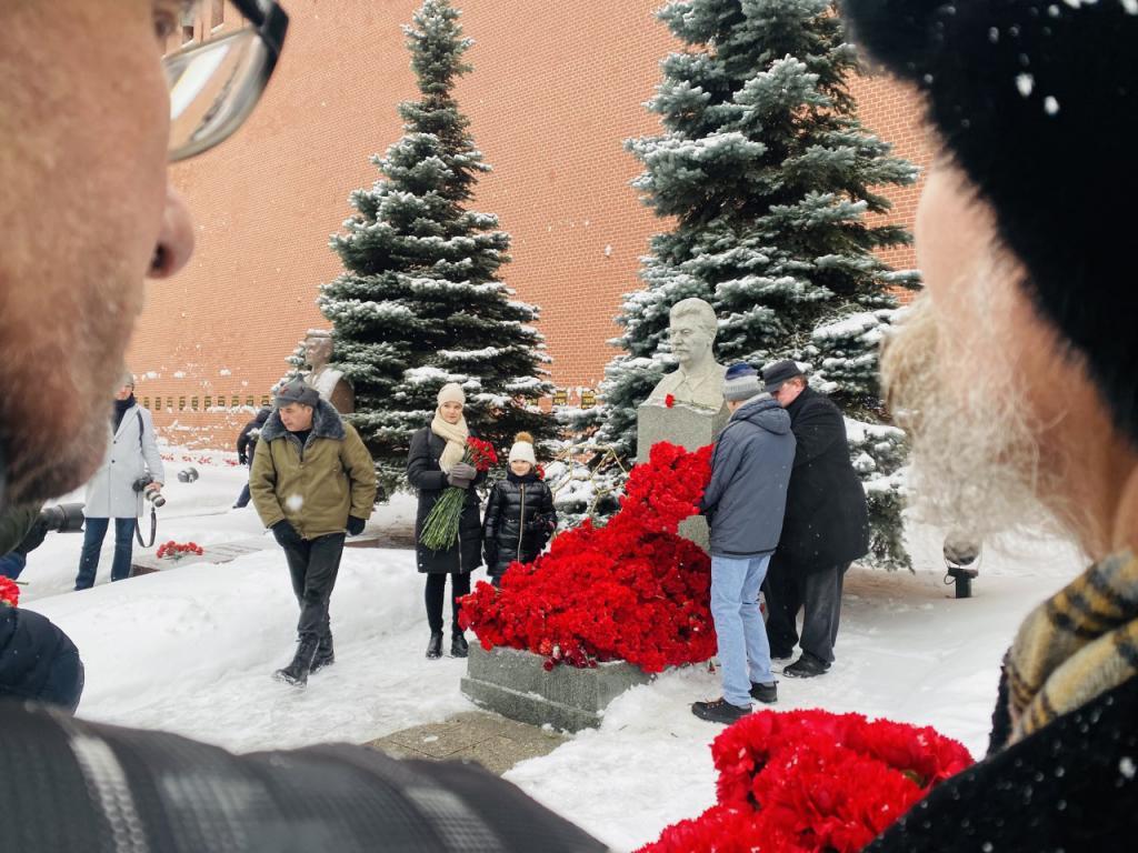 Ofrenda floral ante la estatua de Stalin en la Plaza Roja.