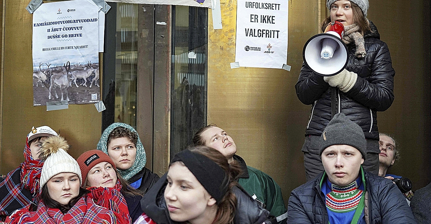 Greta Thunberg (dcha.), en una protesta contra la instalación de un parque eólico en Noruega.