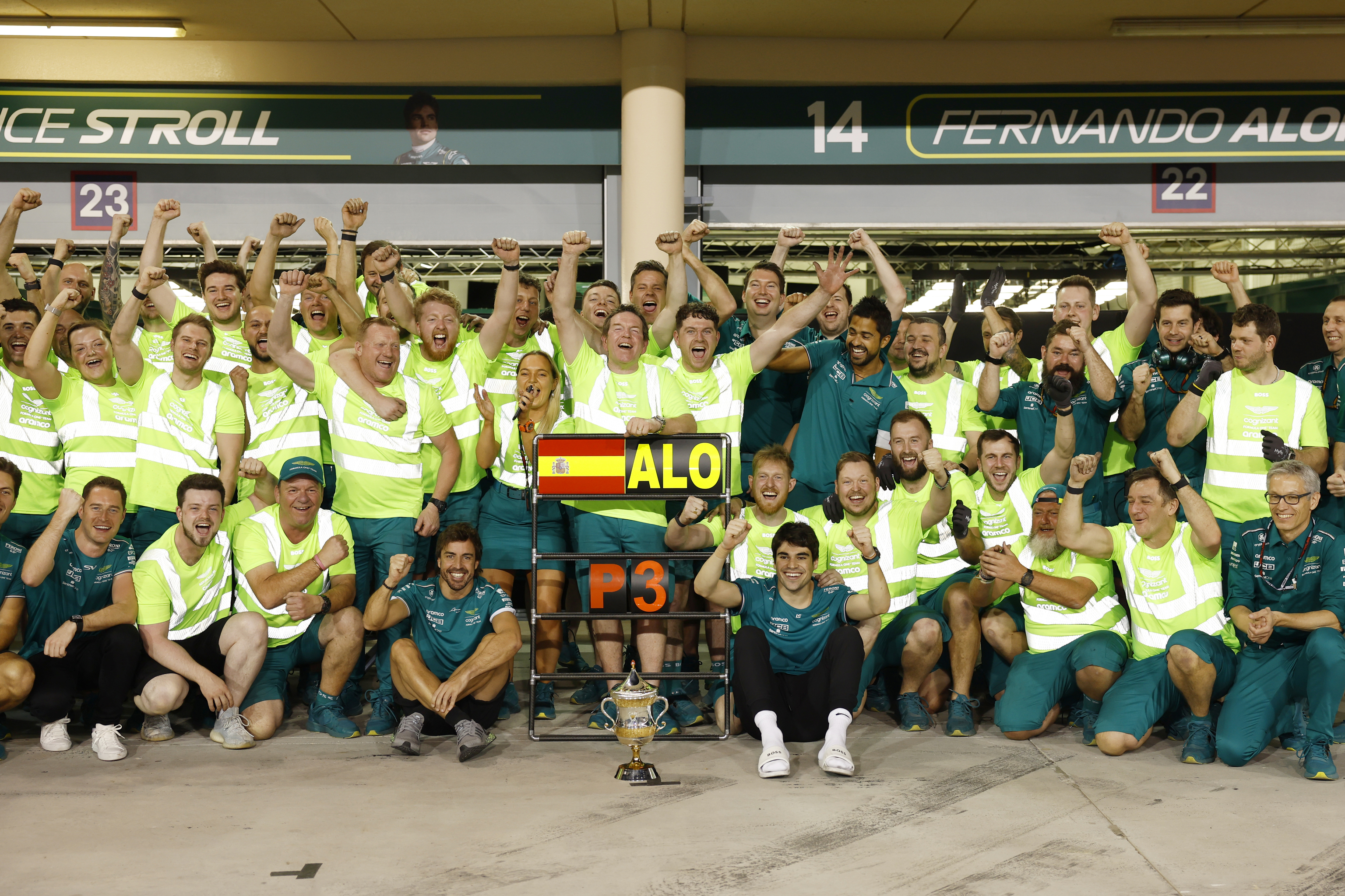 Aston Martin festeja el tercer puesto de Alonso en Sakhir.