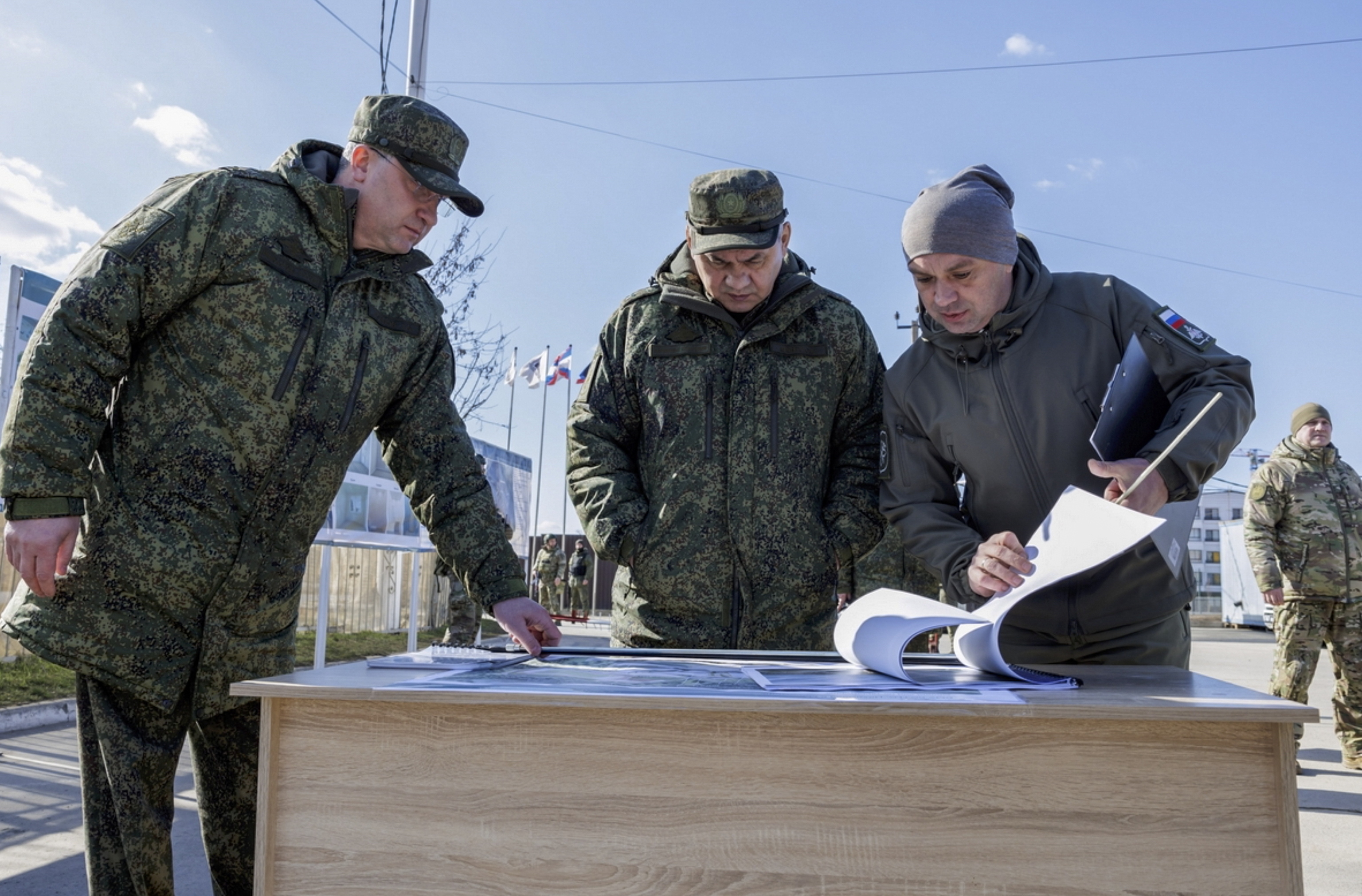 El ministro de Defensa ruso, Sergei Shoigu, inspecciona obras en Mariupol.