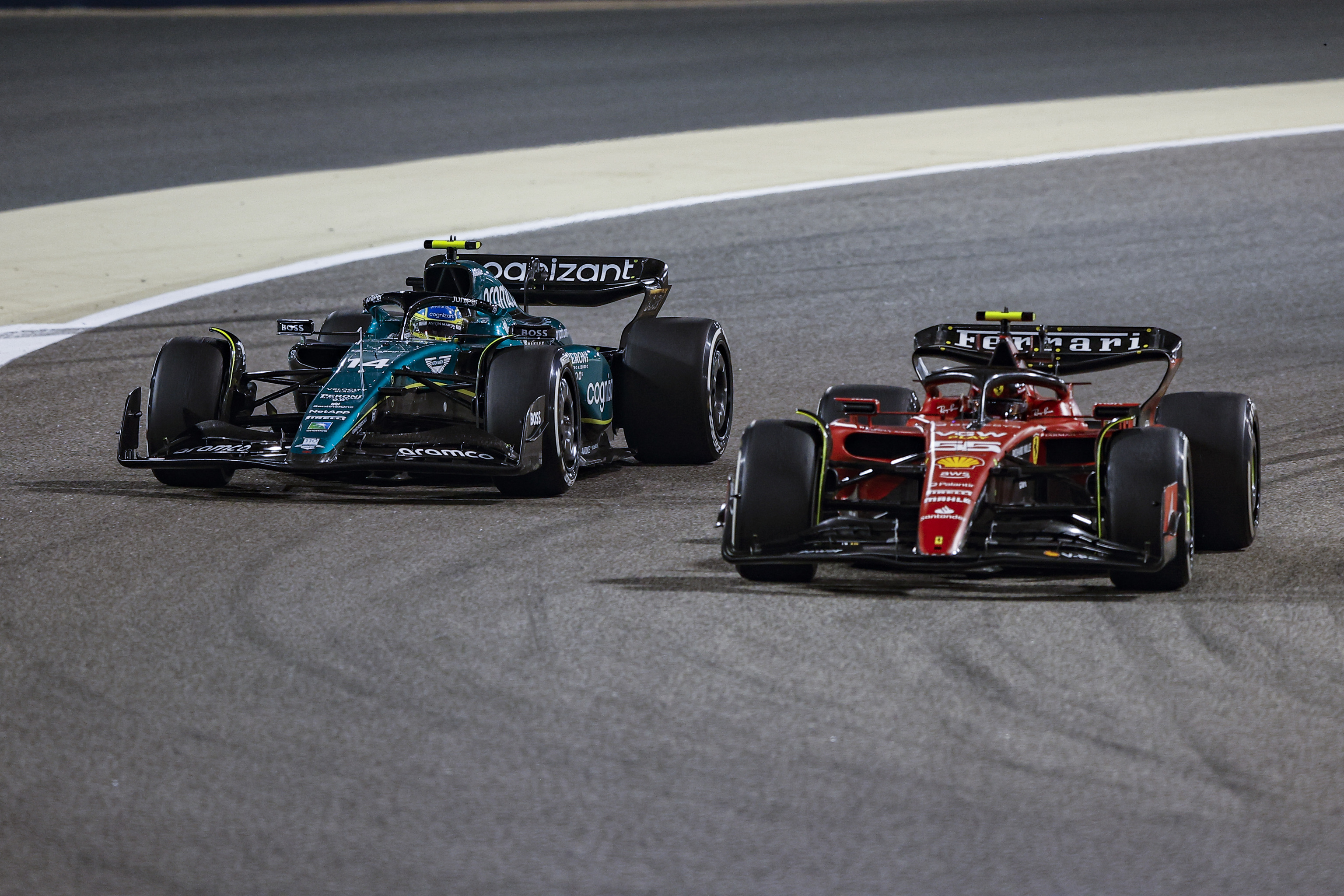 Fernando Alonso y Carlos Sainz disputando el Gran Premio de Frmula 1 de Bahrein 2023.
