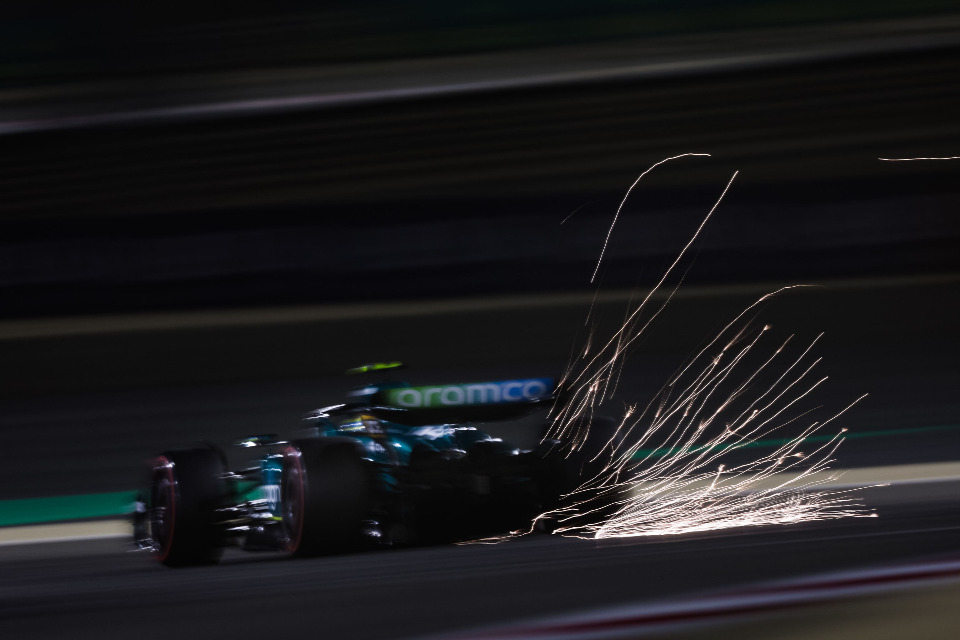 El Aston Martin AM23 F1 de Fernando Alonso disputando el Gran Premio de Bahrein.