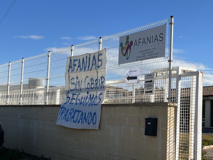 Pancarta protesta de los trabajadores de Afanias que llevan 70 das sin cobrar sus nminas.