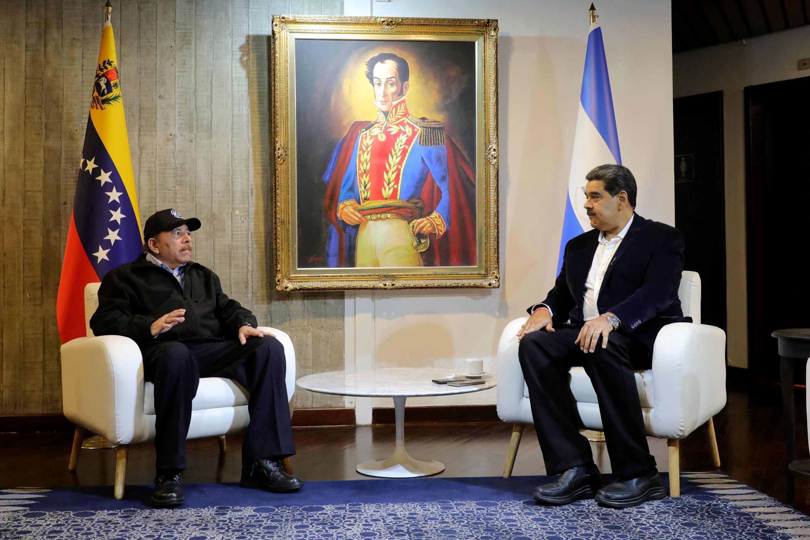 Nicols Maduro habla con Daniel Ortega, en Caracas, este domingo.