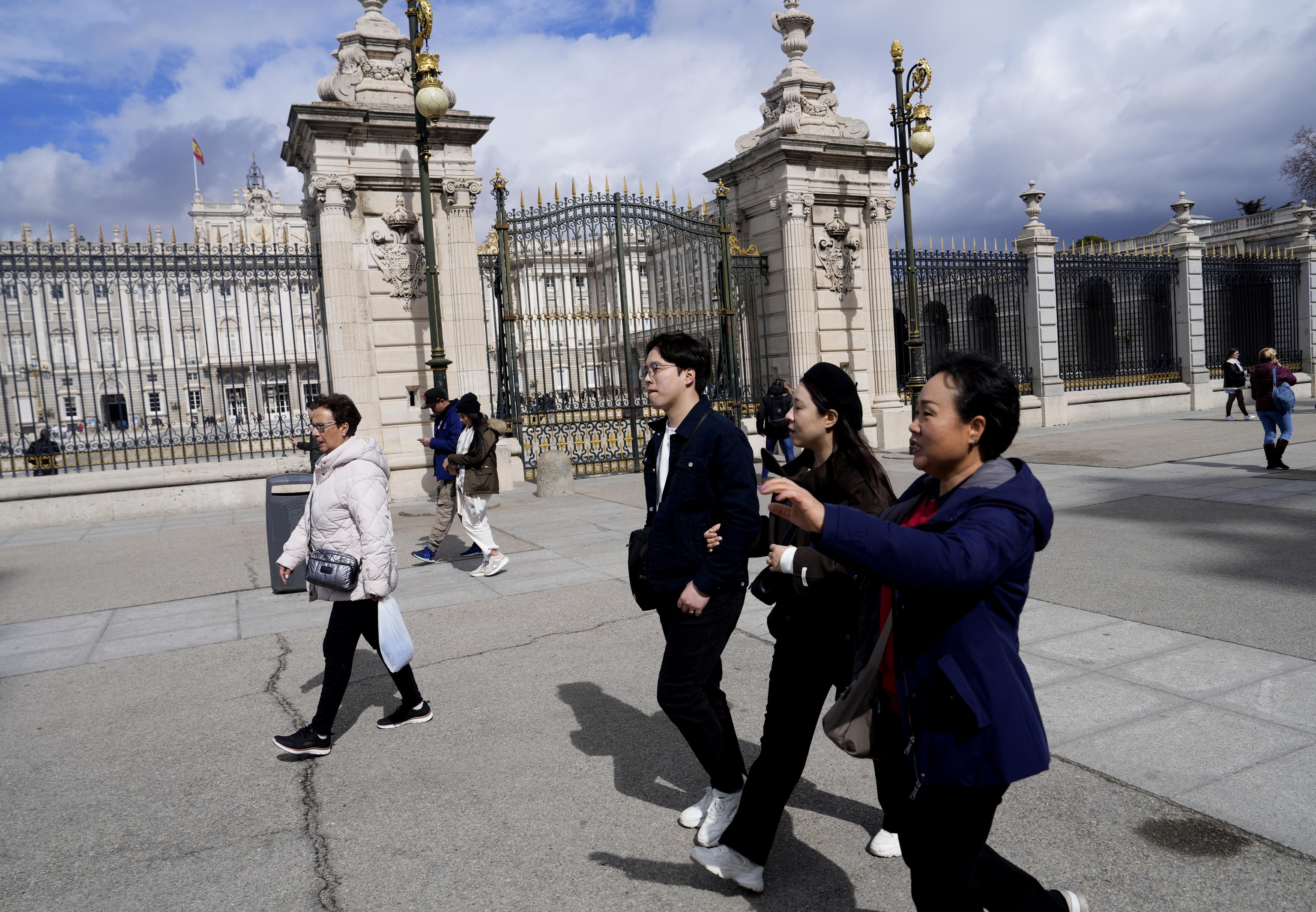 Turistas surcoreanos, este lunes, en las inmediaciones del Palacio Real.