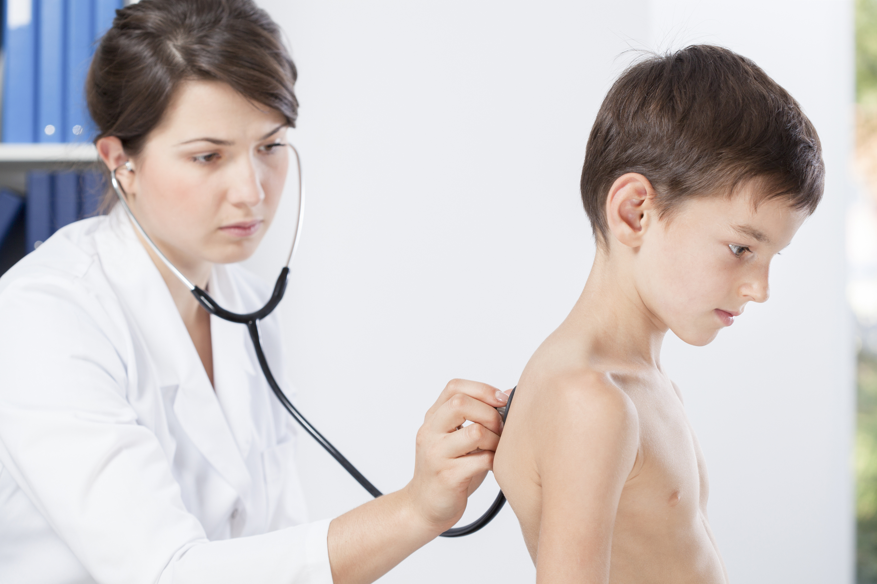 Un niño con signos de gripe en la consulta del pediatra.