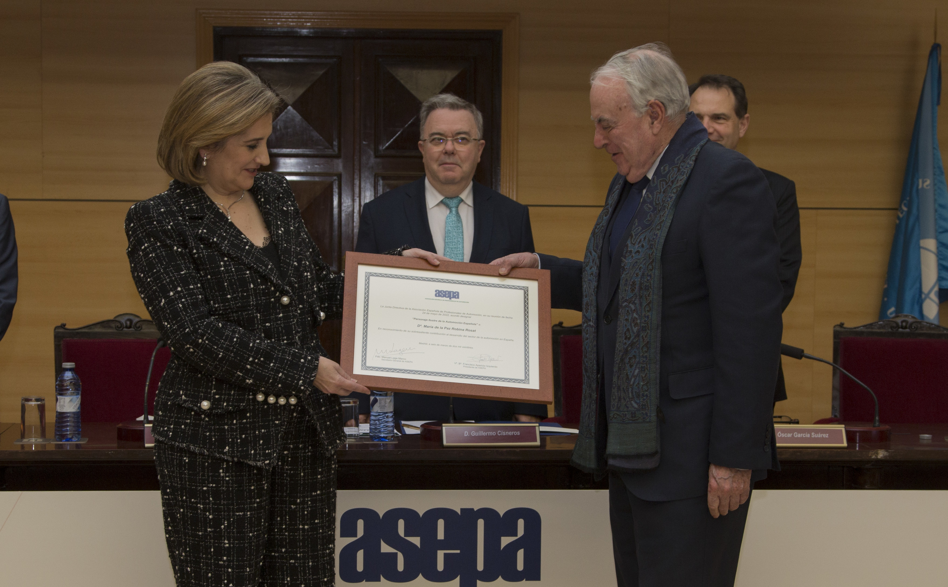Robina recibe el premio de manos del presidente de Asepa, Francisco Aparicio.