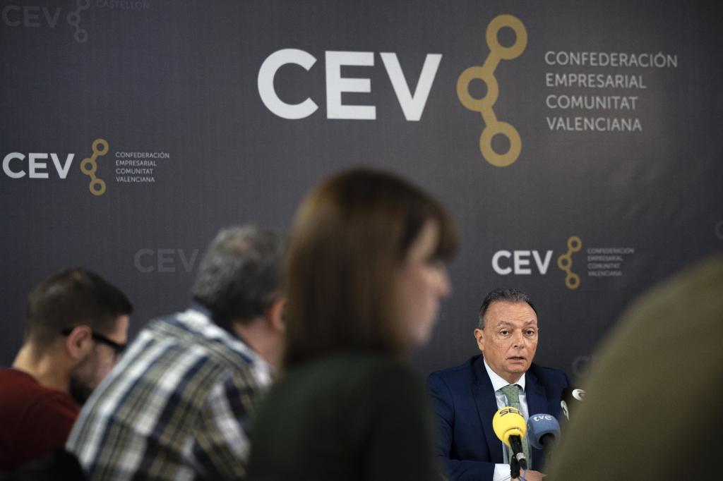 El presidente de la patronal autonómica CEV, Salvador Navarro, en rueda de prensa.