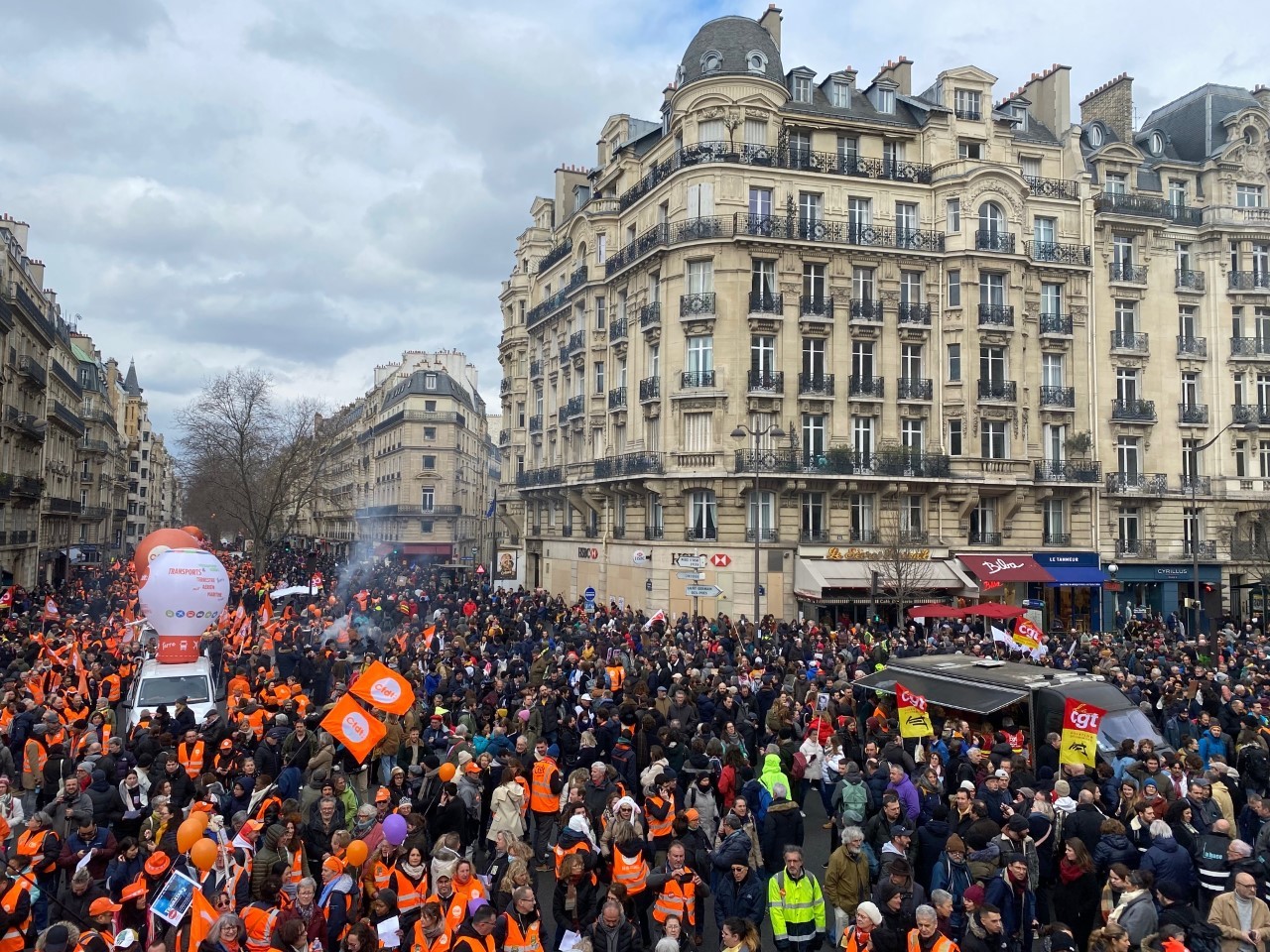 Francia eleva la protesta contra la reforma de las pensiones de Macron: «Es una movilización histórica»