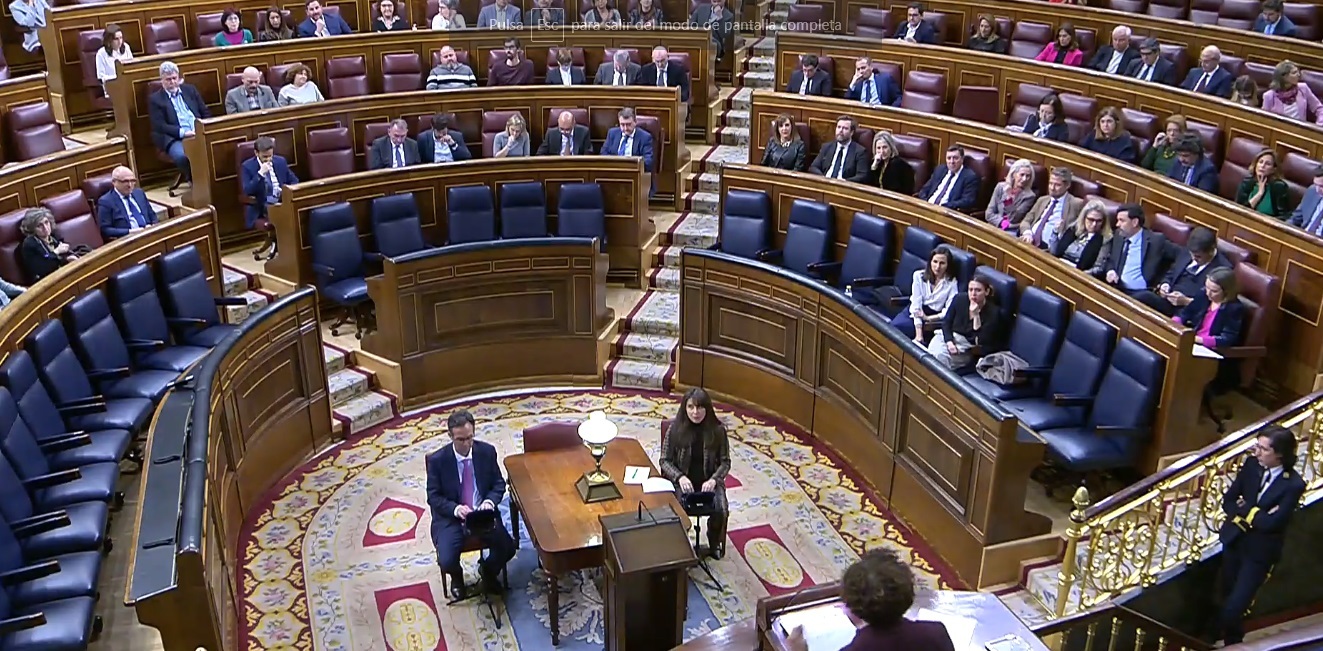 Las ministras Belarra y Montero solas en la bancada azul del Gobierno.