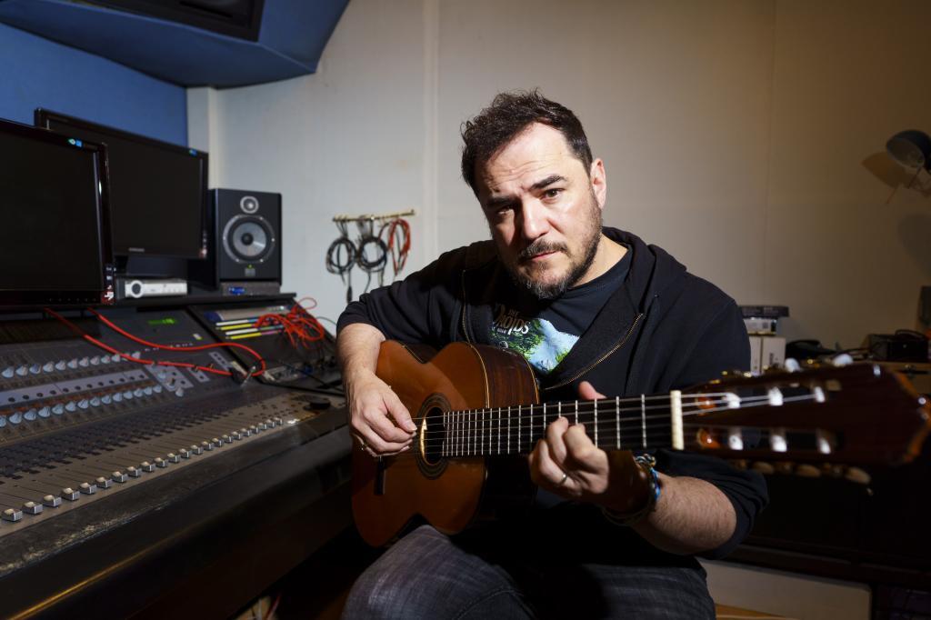El cantautor Ismael Serrano en su estudio de Madrid.