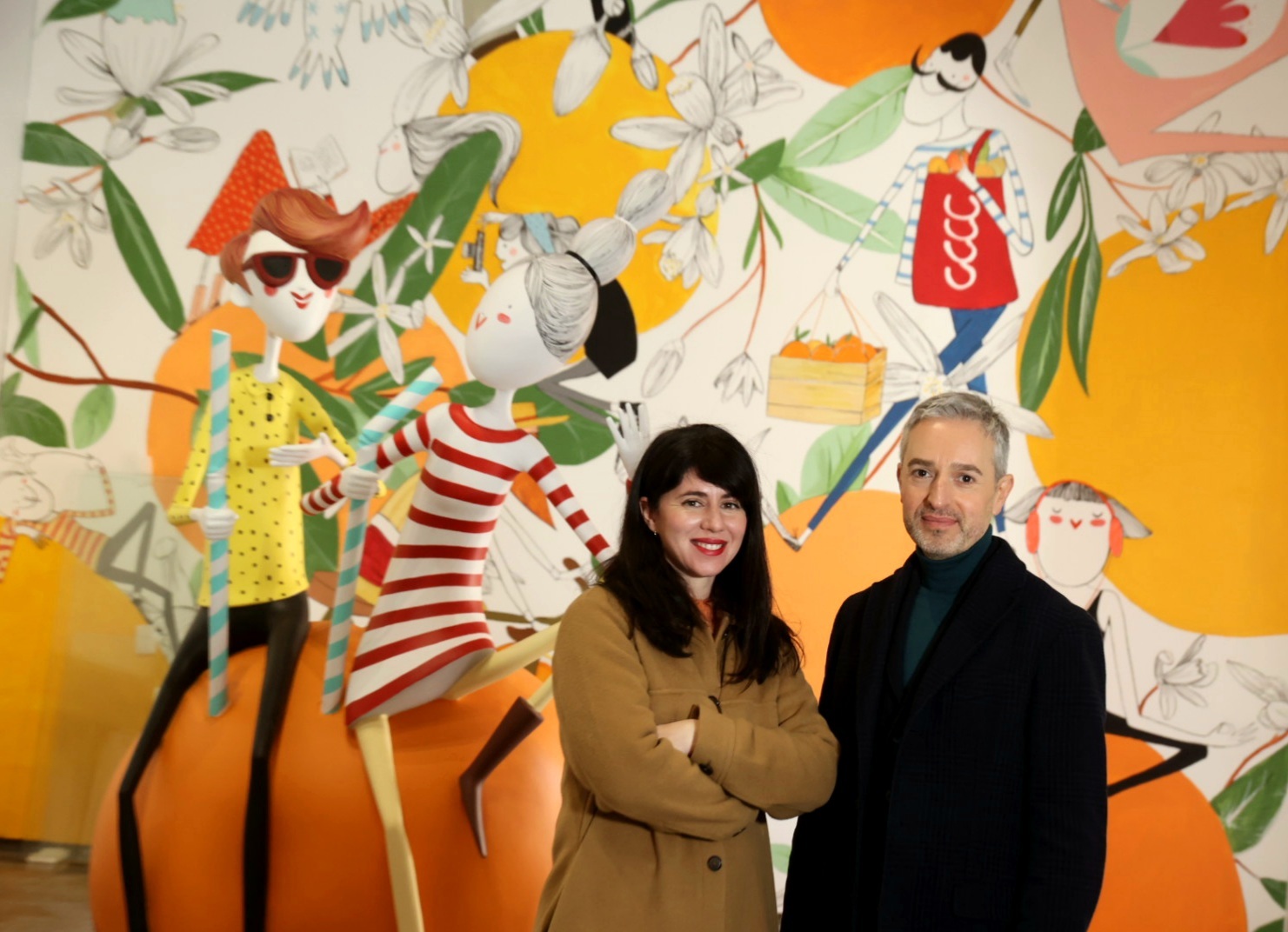 La artista fallera y diseñadora Marina Puche junto a Jose Luis Pérez Pont, director del Consorci de Museus de la Comunitat Valencia y el Centre del Carme de Cultura Contemporània.