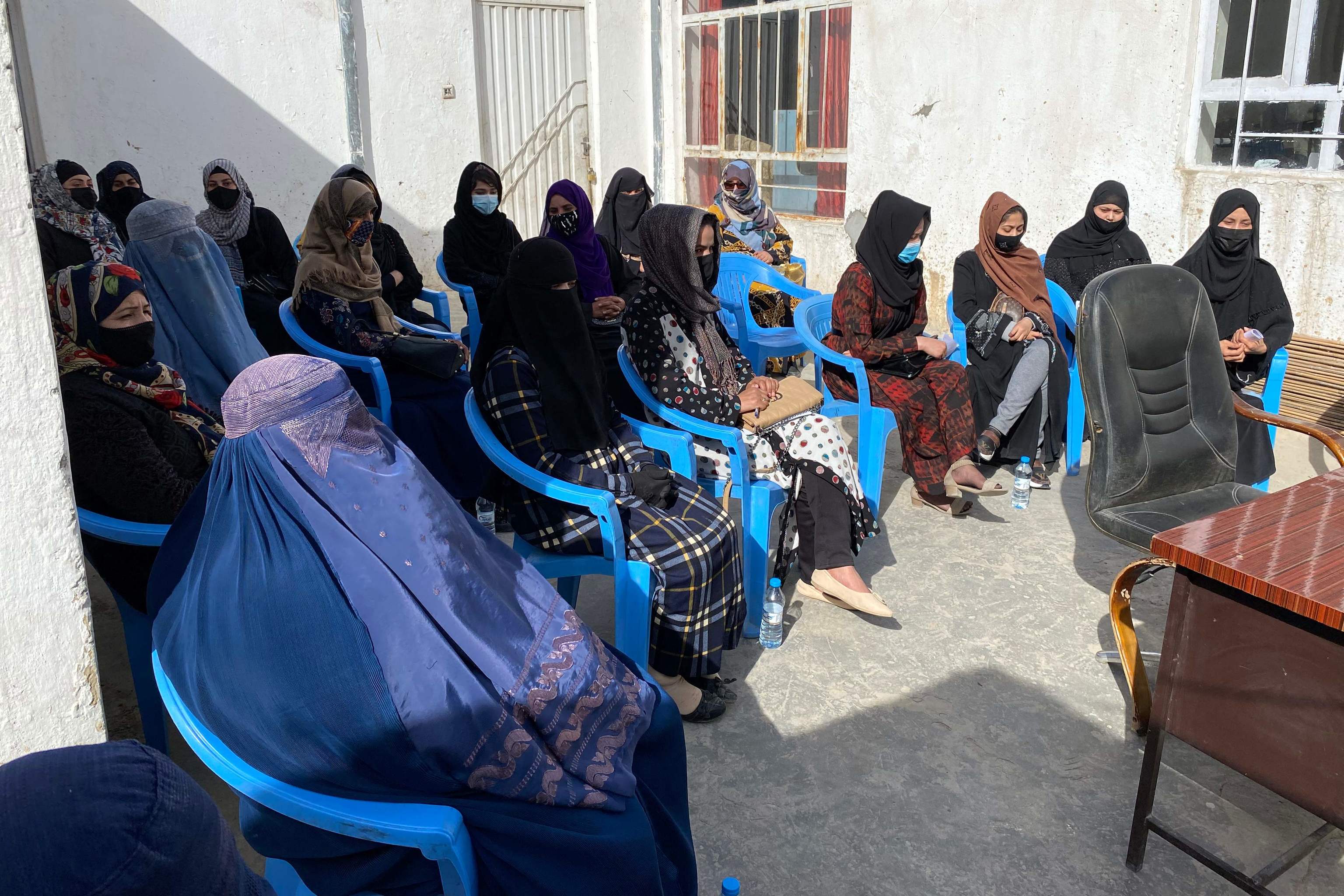 Mujeres afganas protestan por el derecho a la educación en el interior de una casa en Mazar-i-Sharif.